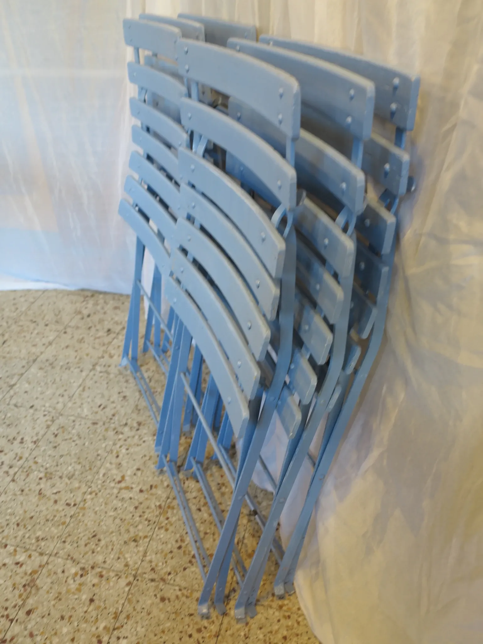 6 blue folding garden chairs