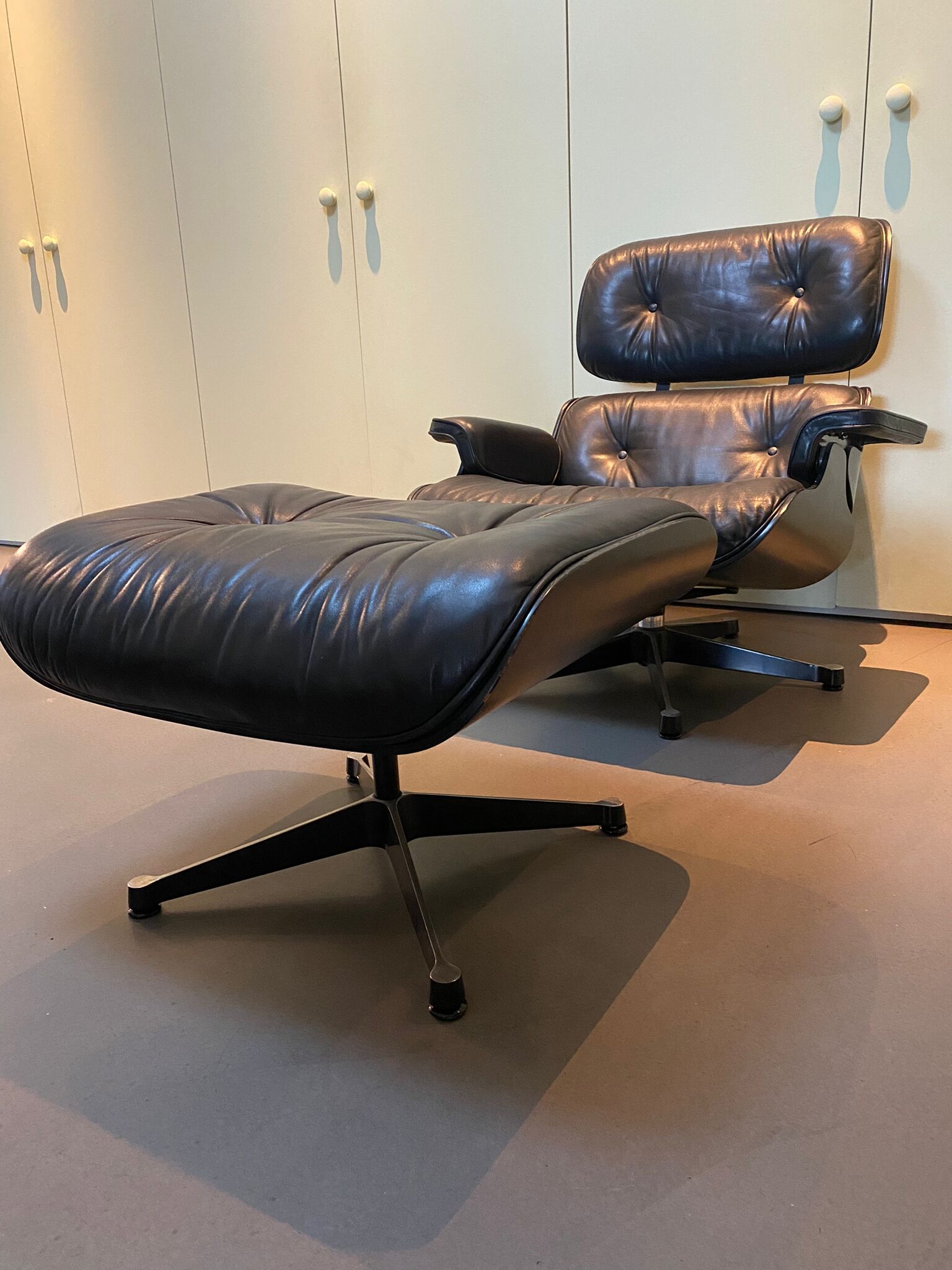 Fauteuil Lounge Chair & Ottoman de Charles Eames