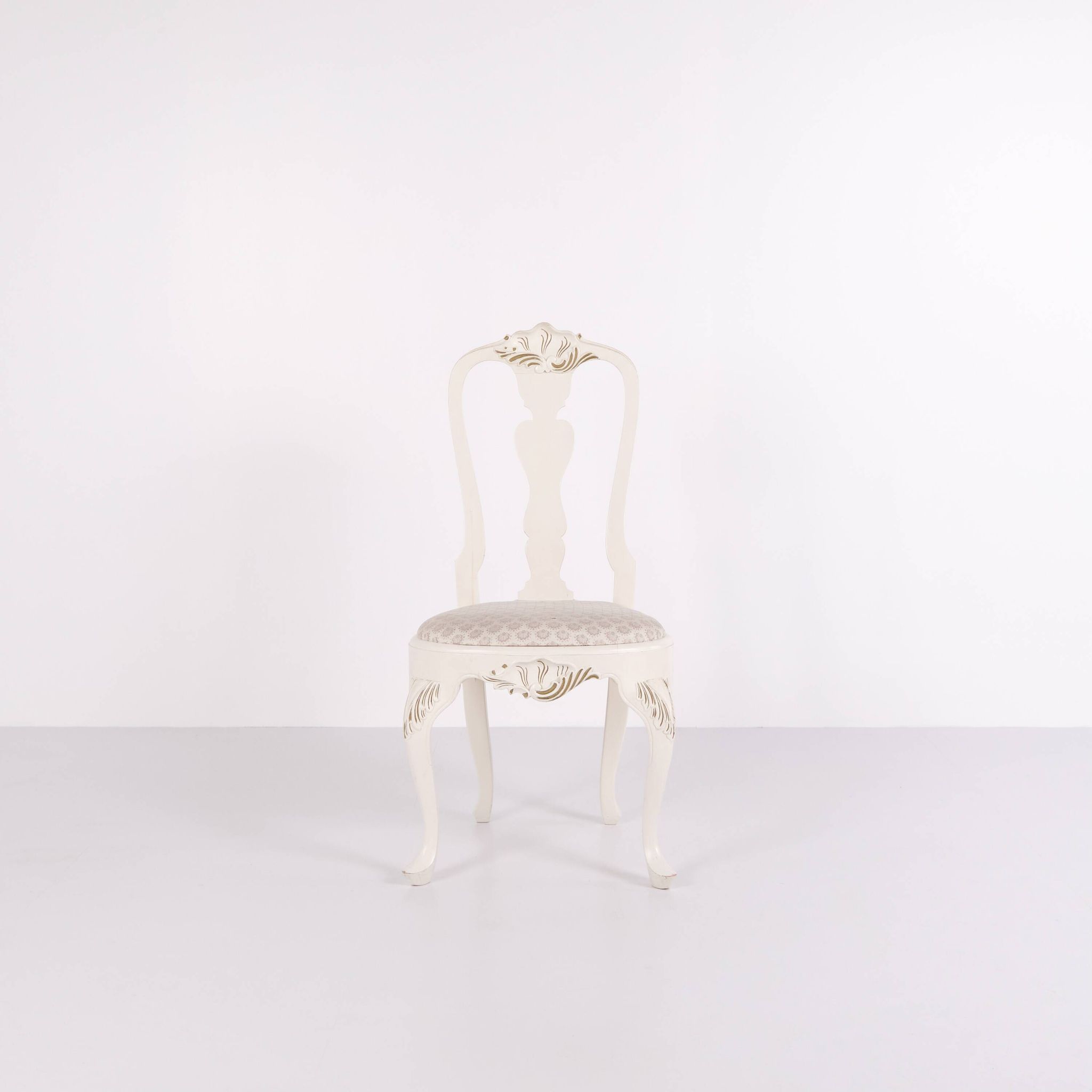 Set of six dining chairs - Neo Rococo style - white painted with decorative details - 1920s
