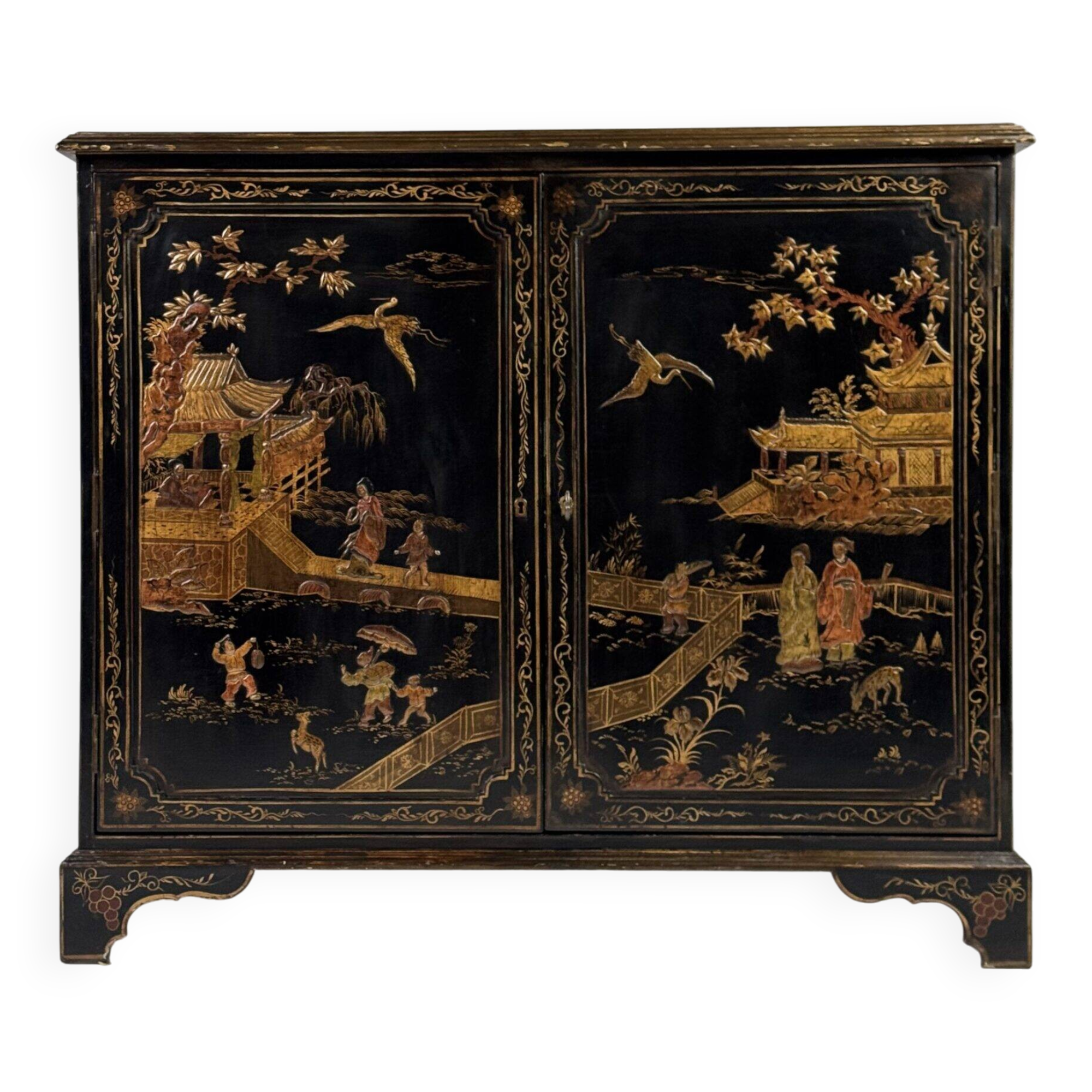Cabinet laqué chinoiserie du 20e siècle anglais