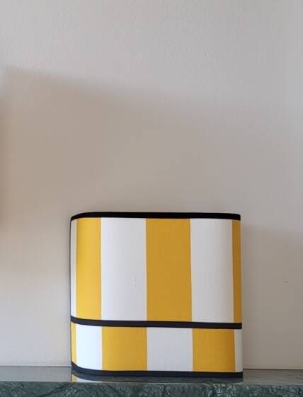 La divine – yellow deckchair striped wall light (small model).
