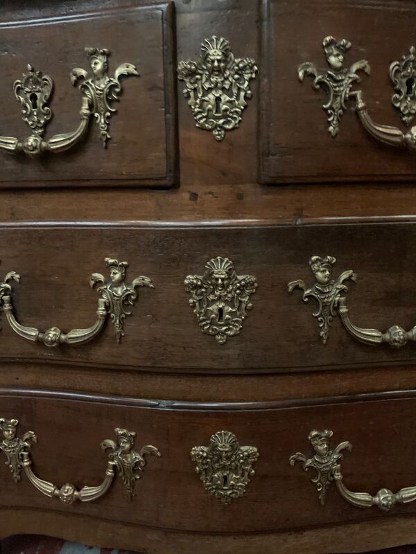 Commode provinciale en noyer massif xviii siècle