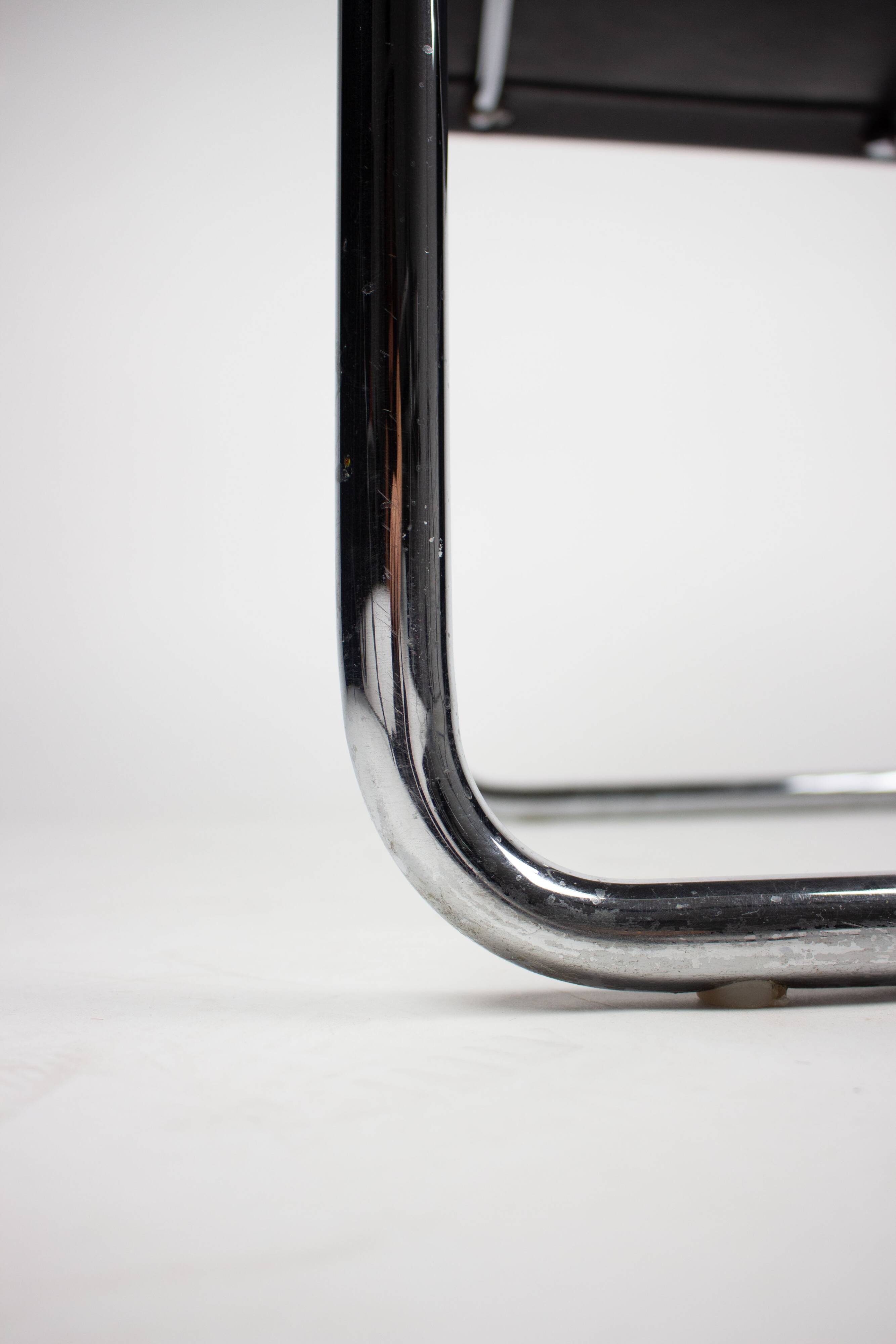 Pair of Matteo Grassi MG5 chairs in black leather and chrome