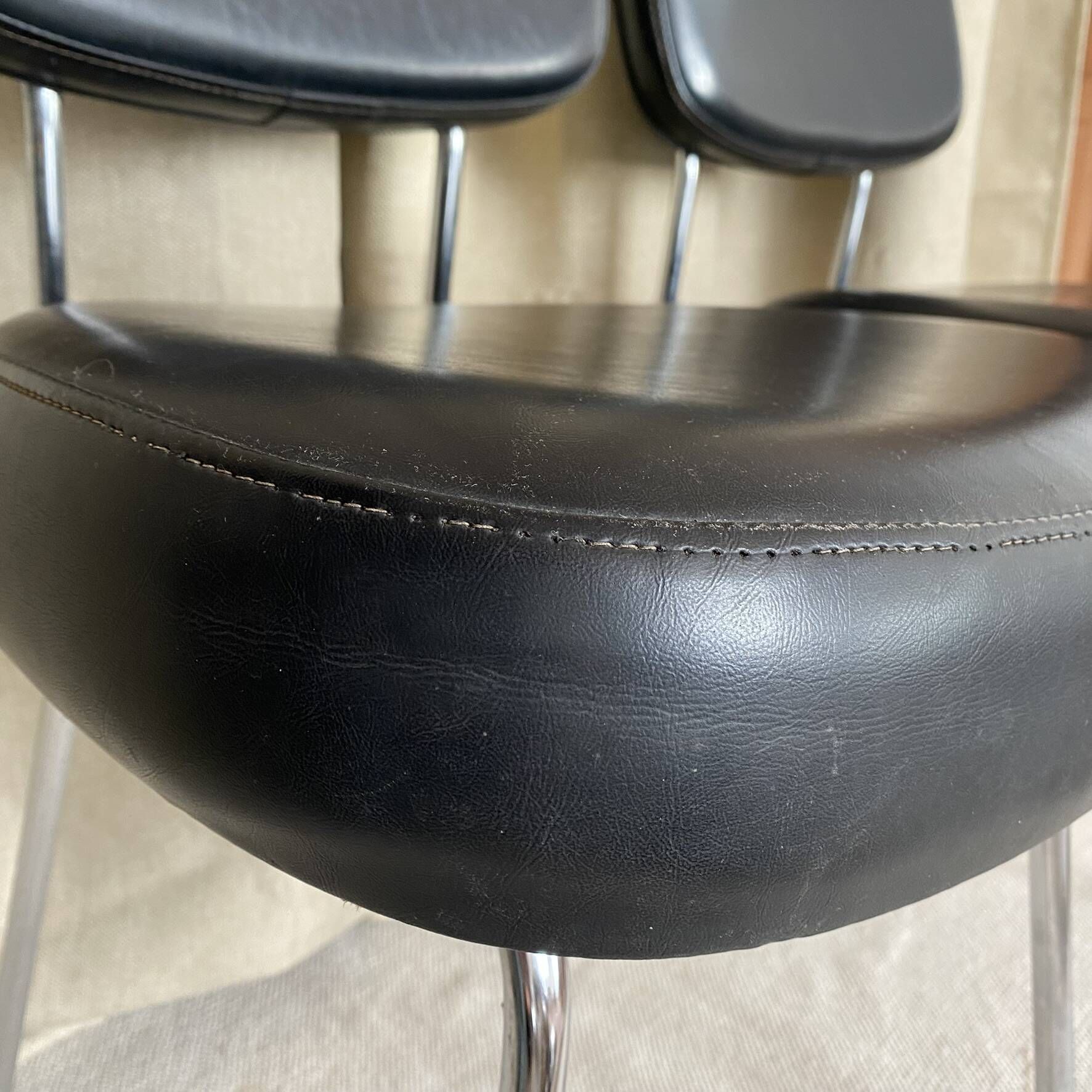 Vintage chairs in chrome and faux leather from the 60s-70s.