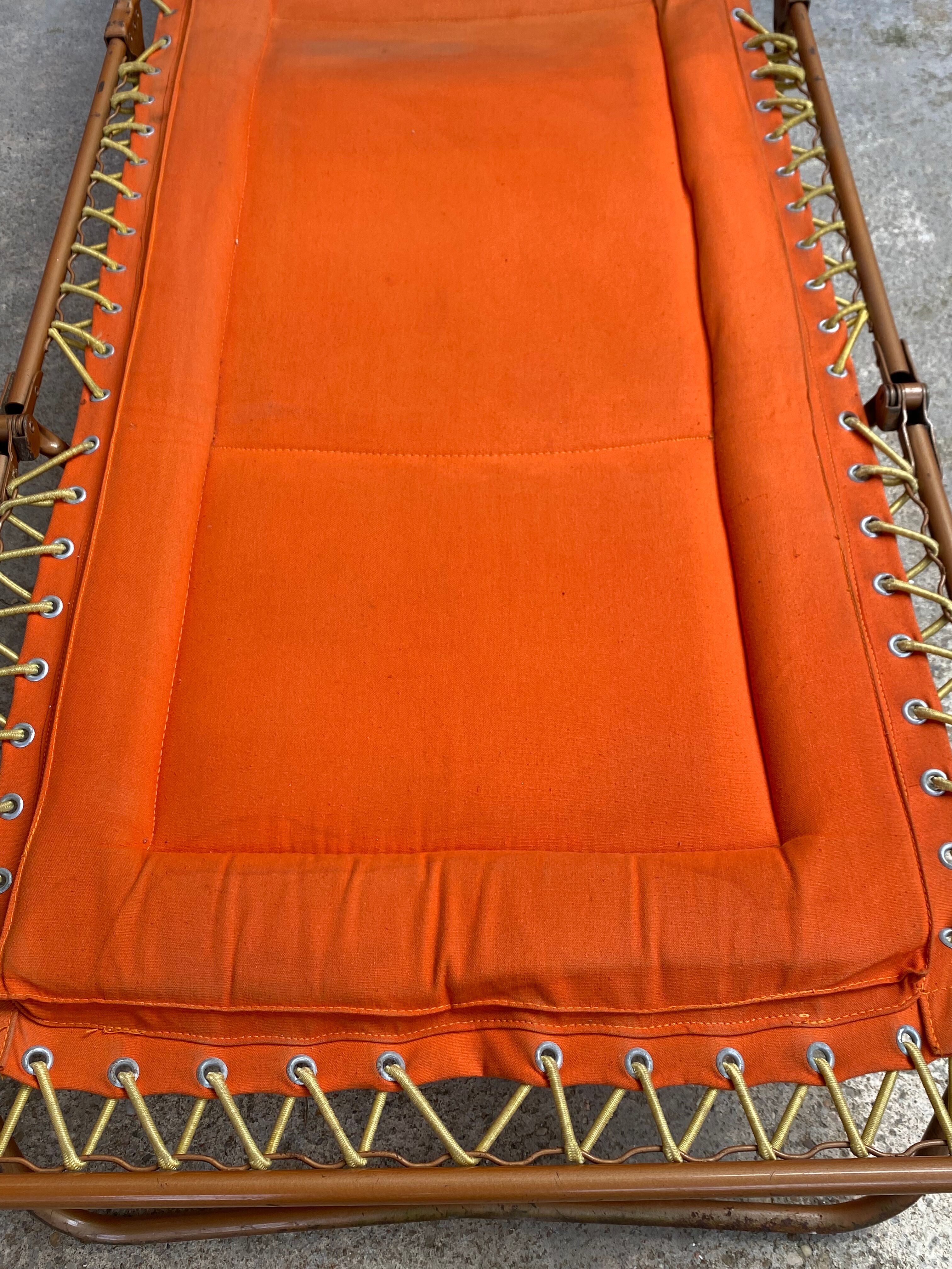 Foldable camp bed