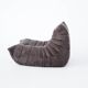 Ensemble de chaise et pouf Togo en velours côtelé marron.