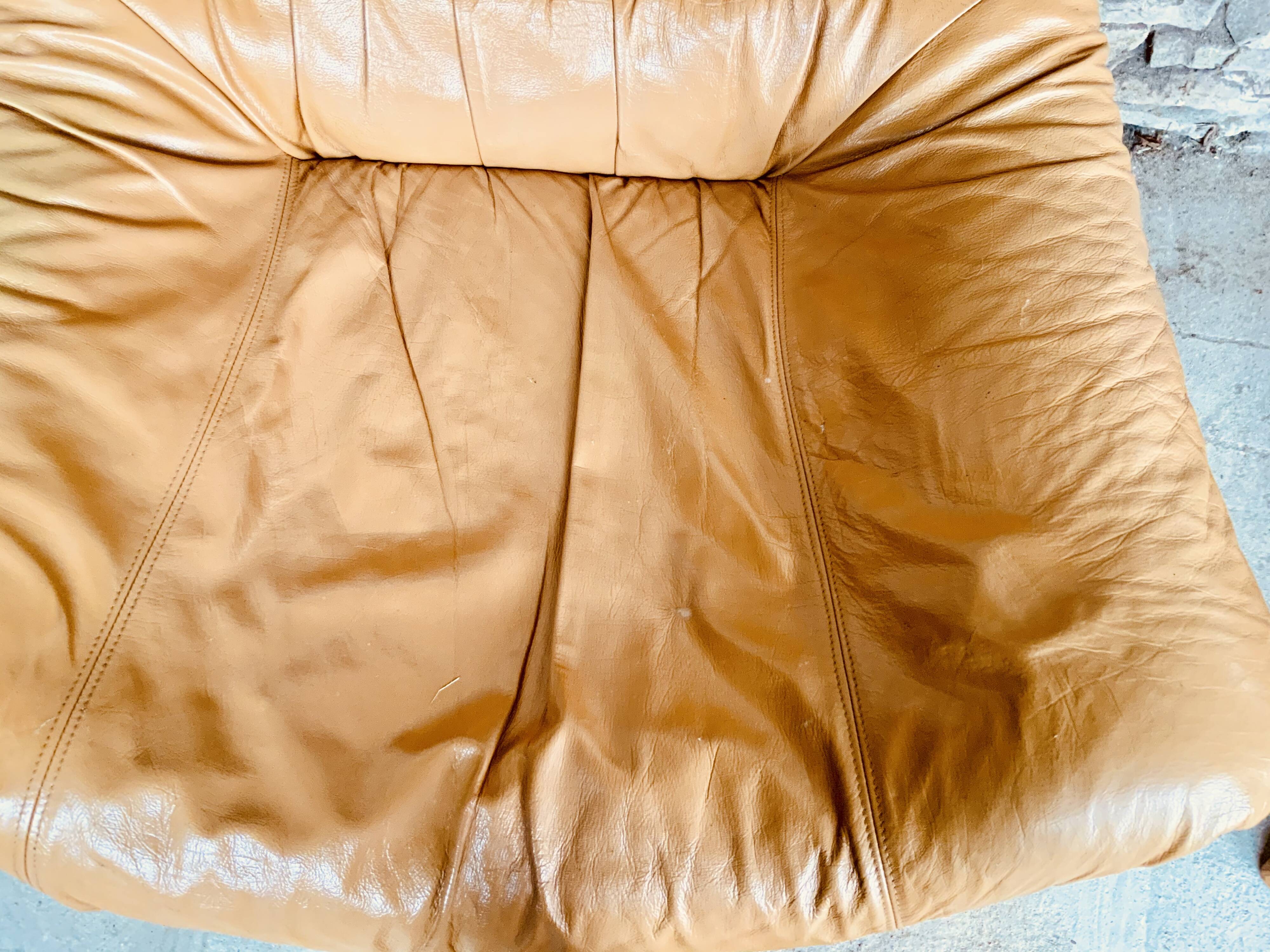 Leather and wood lounge of the Maison Regain 1950s/60s