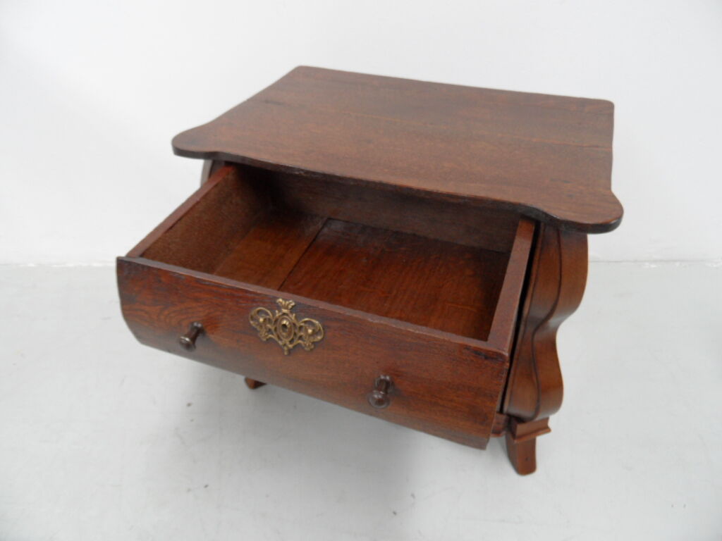 Commode miniature antique en chêne