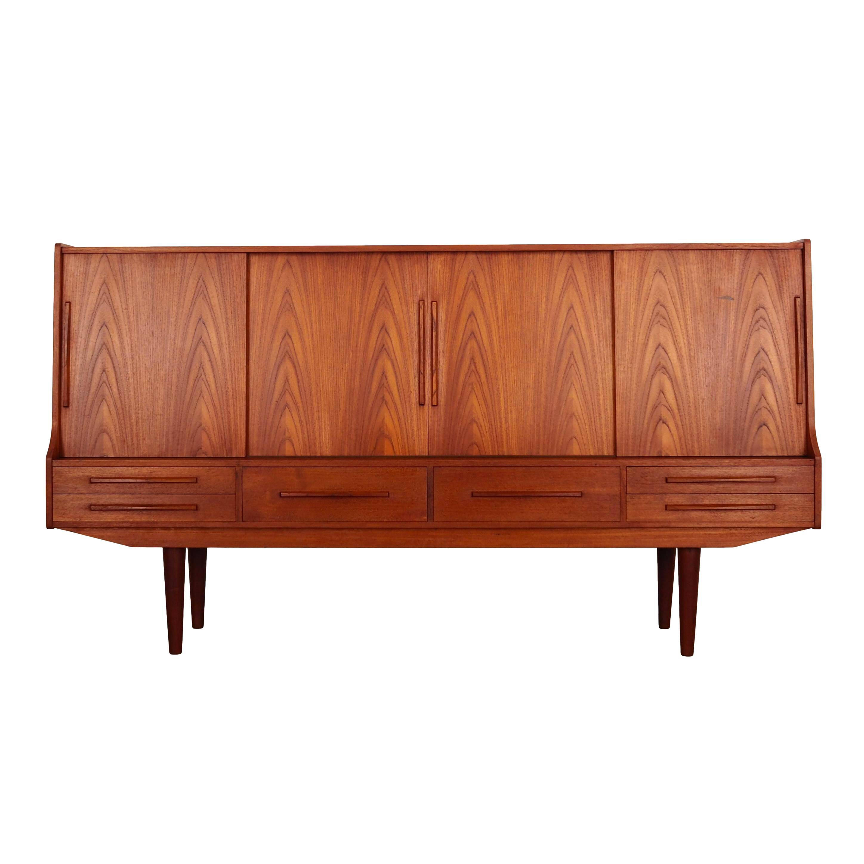 Buffet haut en teck, design danois, années 1960, production : Danemark