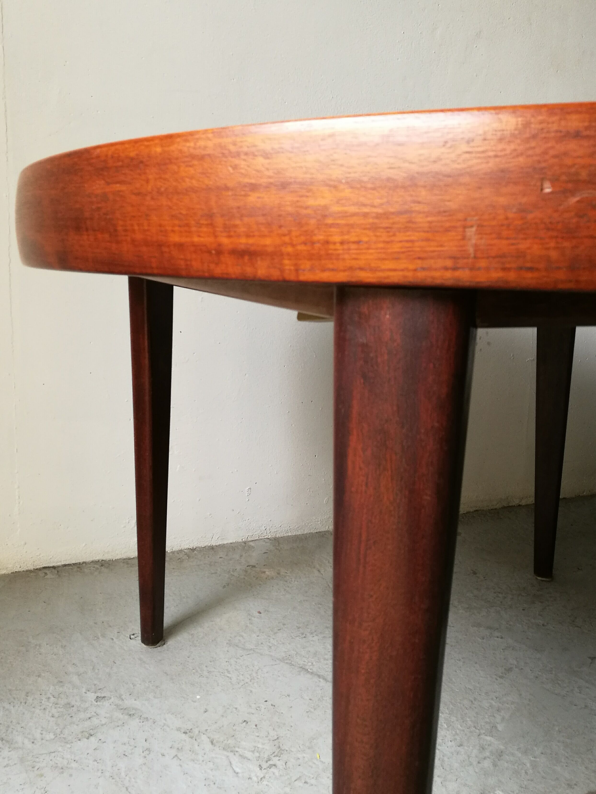 Round extendable table in rosewood 1960s