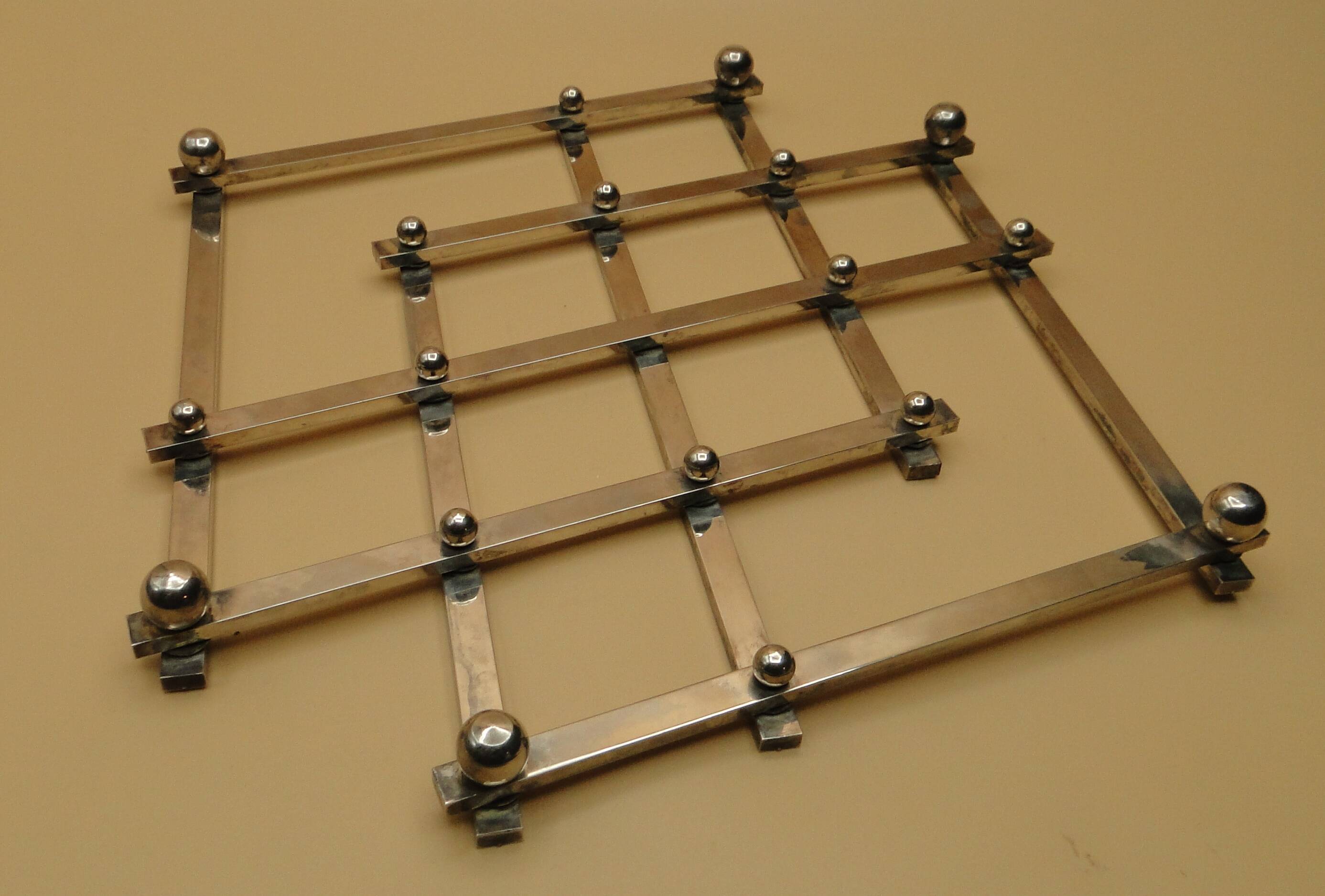 Expandable silver metal trivet