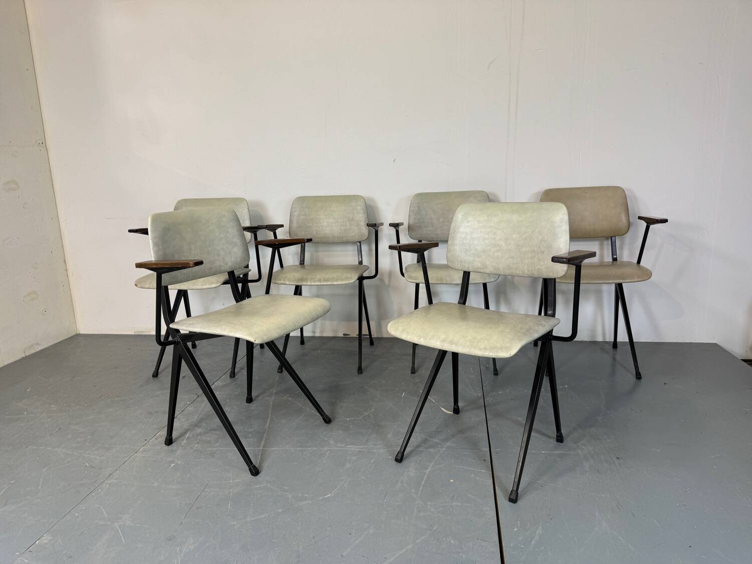 6 chaises industrielles en acier de style Mid-Century avec accoudoirs en bois de Marko
