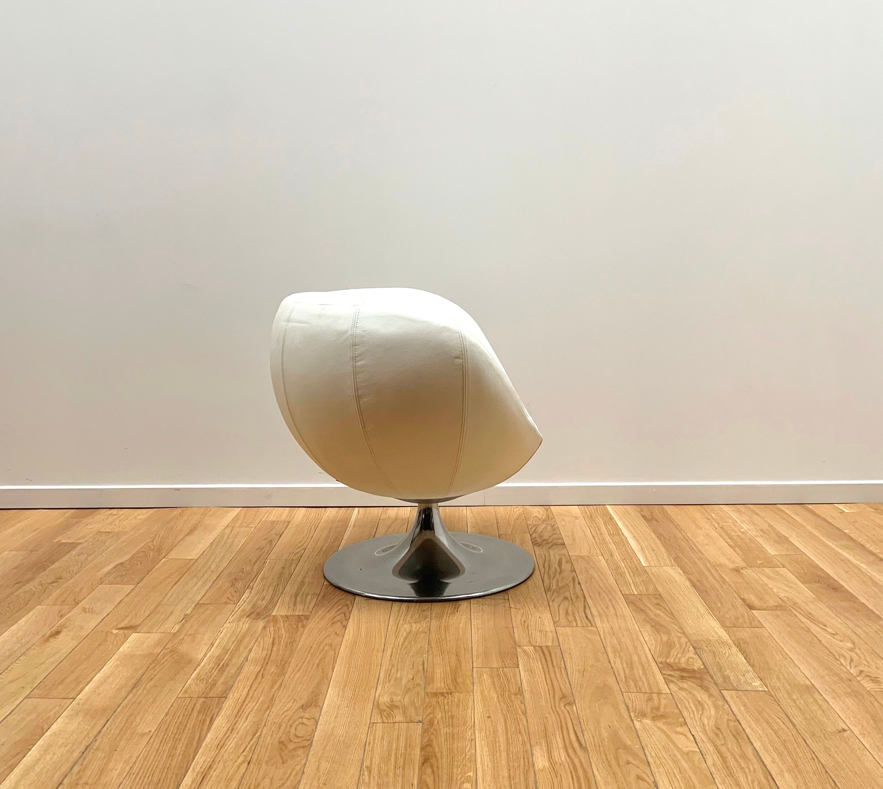 Ball armchair, Via Della Spiga