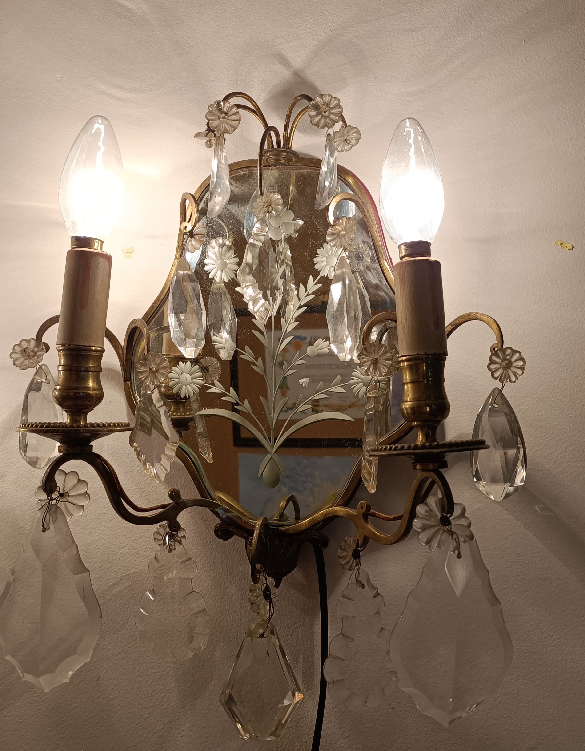 Pair of mirror sconces with two arms of light with gilded brass grapevines, Italy 1960.
