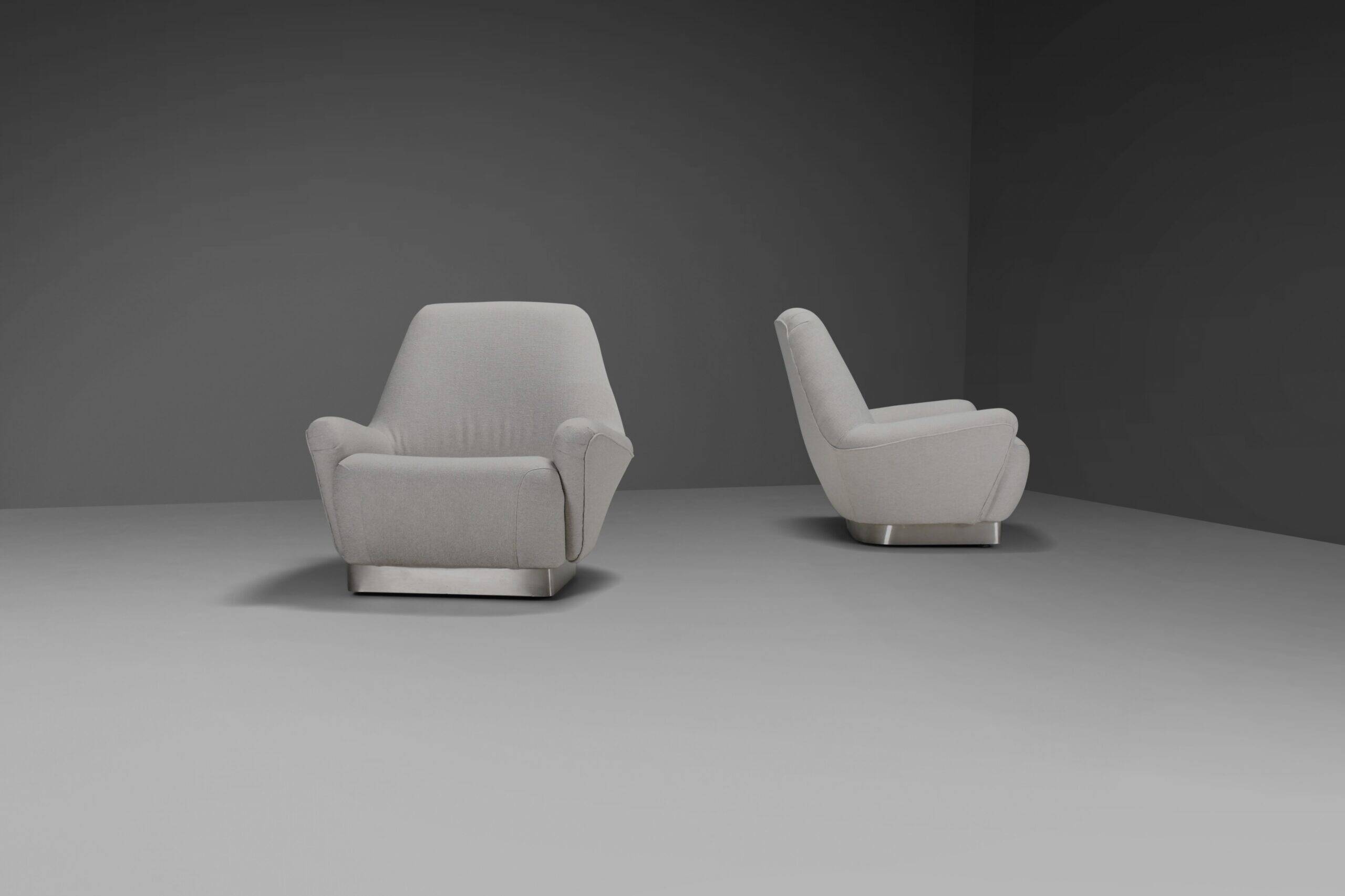 Pair of fabric and stainless steel lounge chairs by Gianni Moscatelli