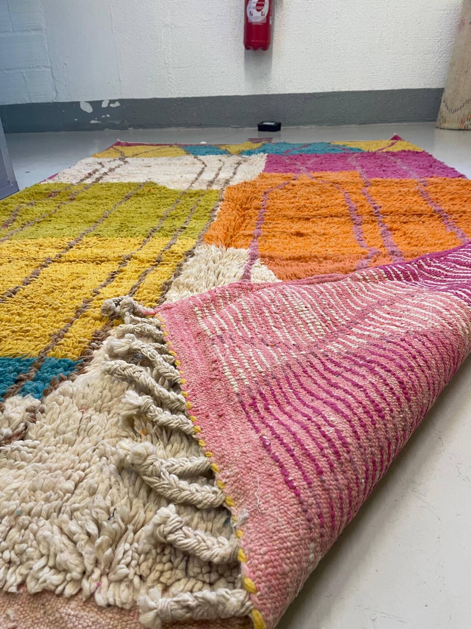 Multicoloured handmade wool Berber rug – 162 × 257 cm