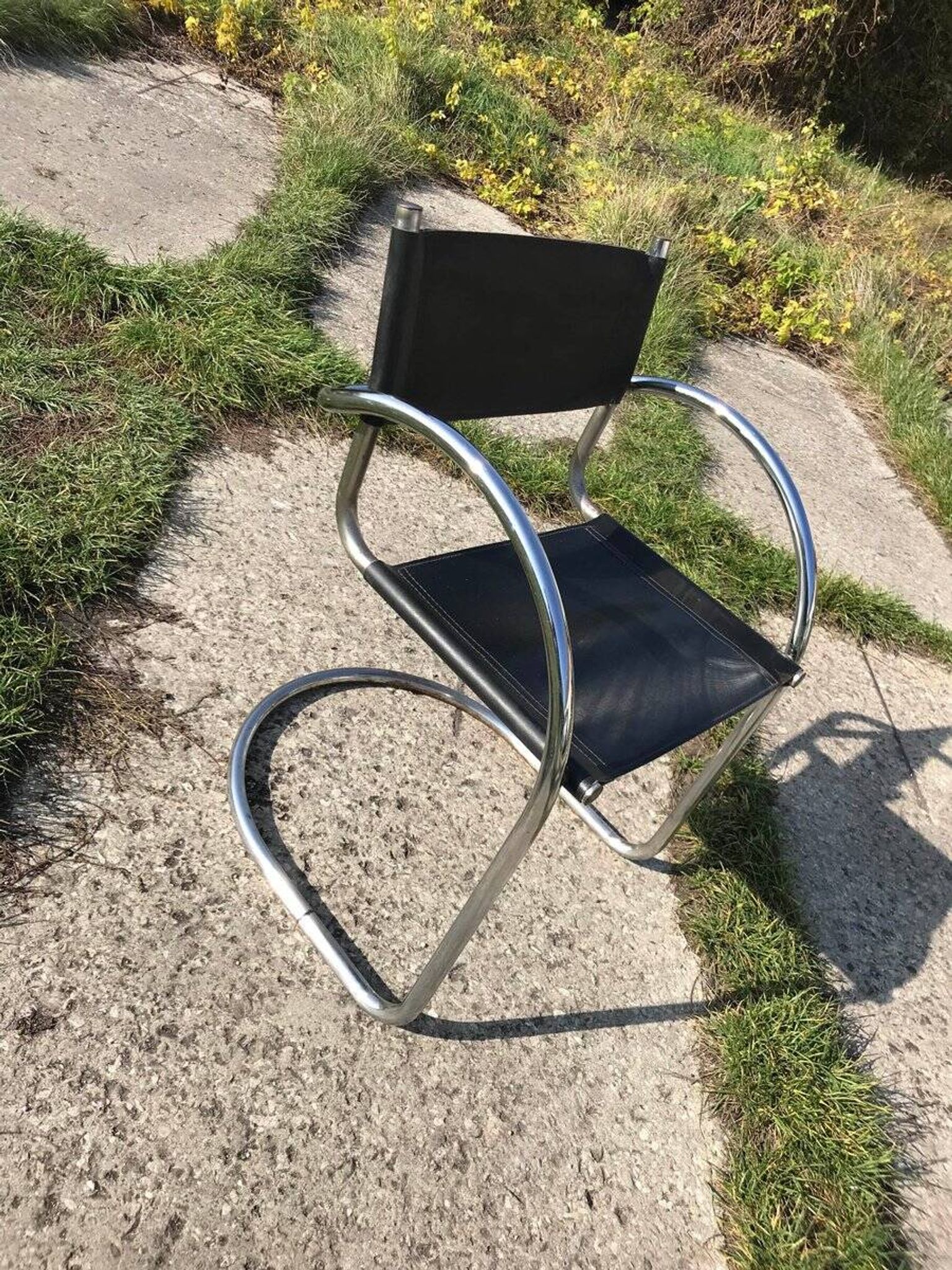 Set of 6 black Bauhaus cantilever chairs in chrome, Italy 1970s.