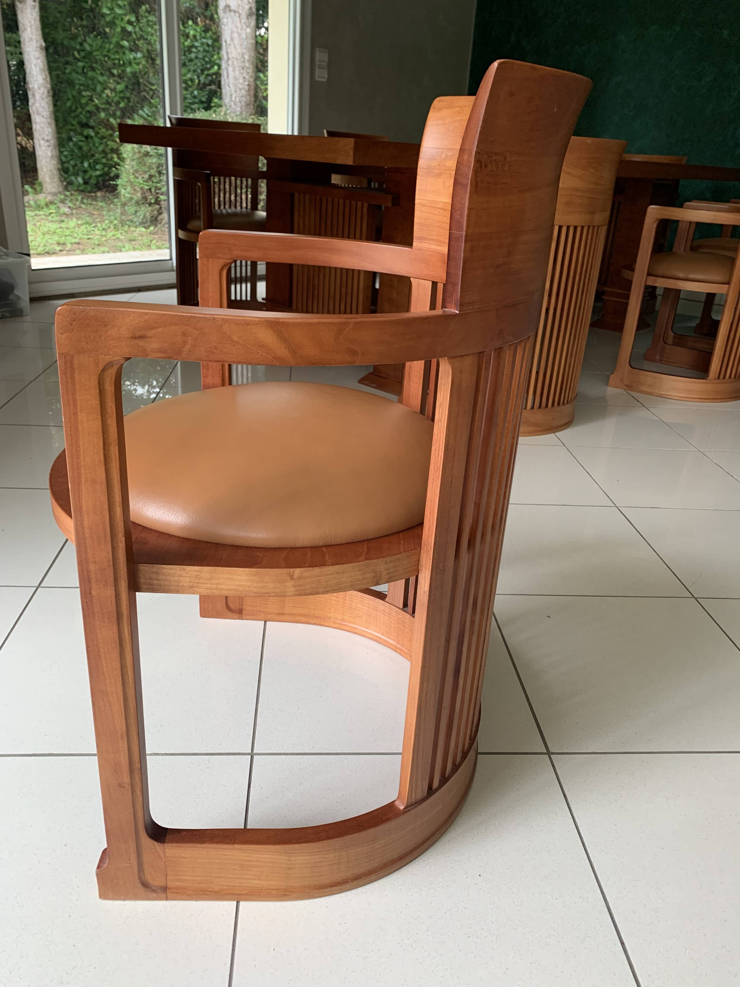 Lot de une table  et 6 fauteuils inspiration Frank Lloyd wright