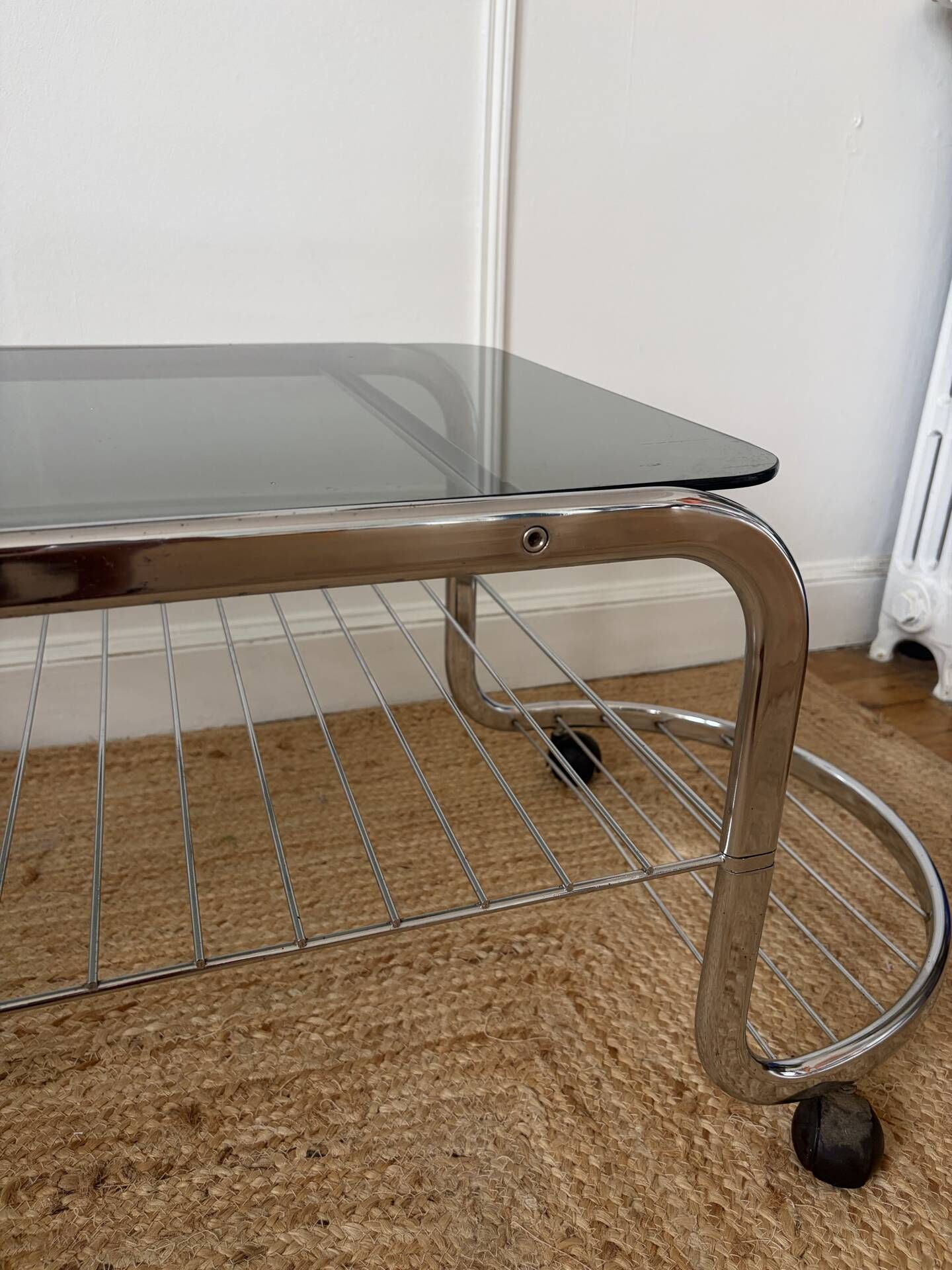 Table basse en métal et verre fumé 1970