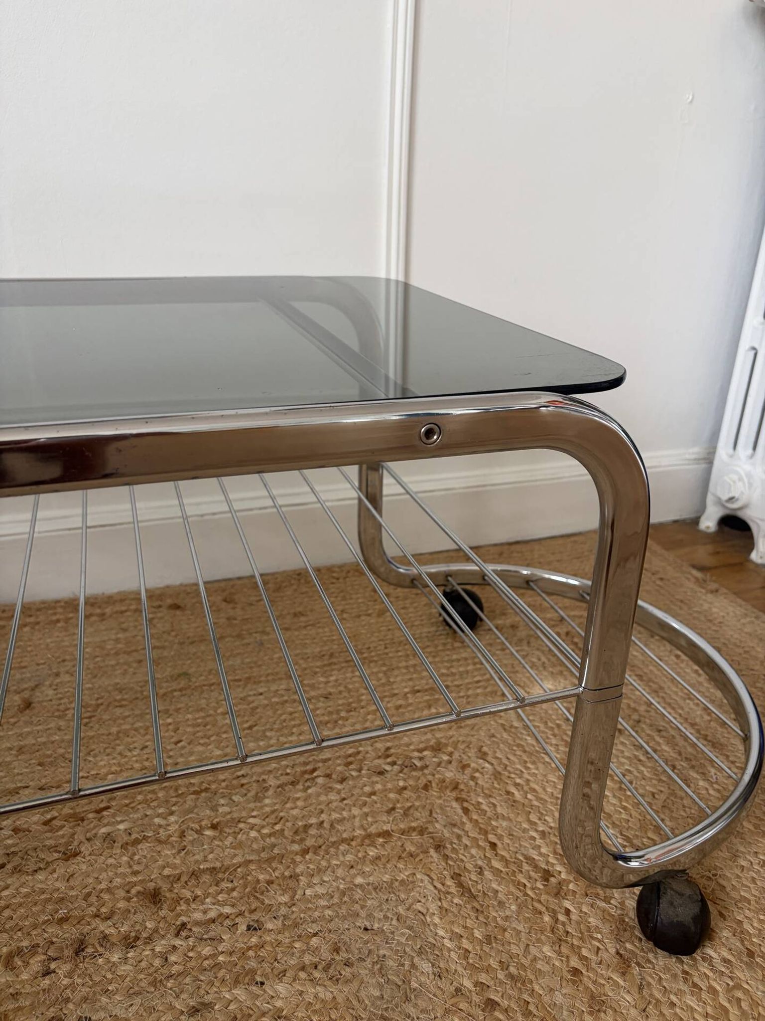 Table basse en métal et verre fumé 1970