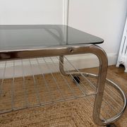 Table basse en métal et verre fumé 1970