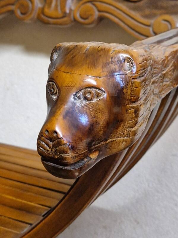 Pair of curule chairs known as Savonarole chairs - In carved wood