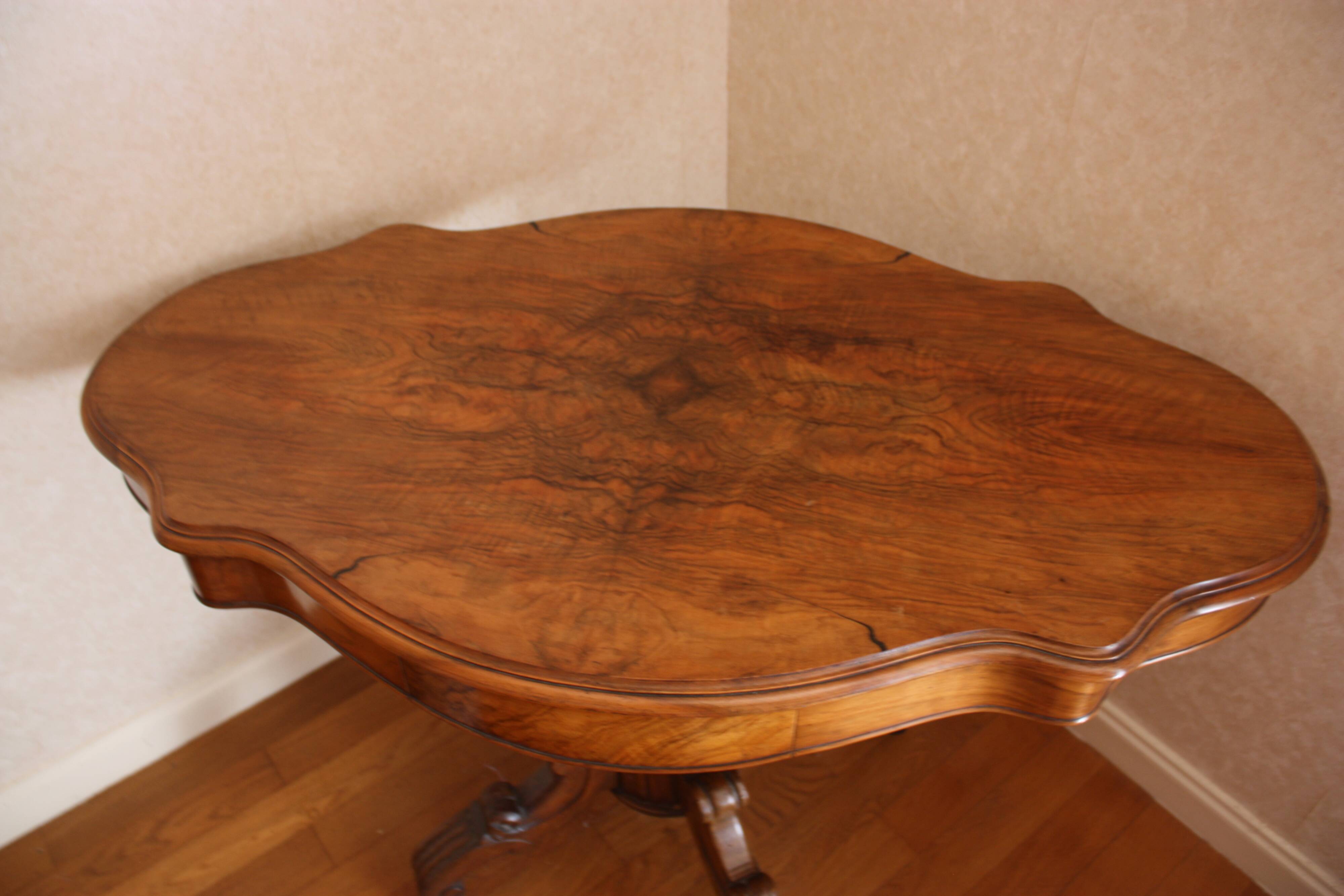 Large walnut guéridon with a sculpted base.