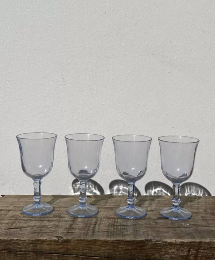4 verres à pied bleutés