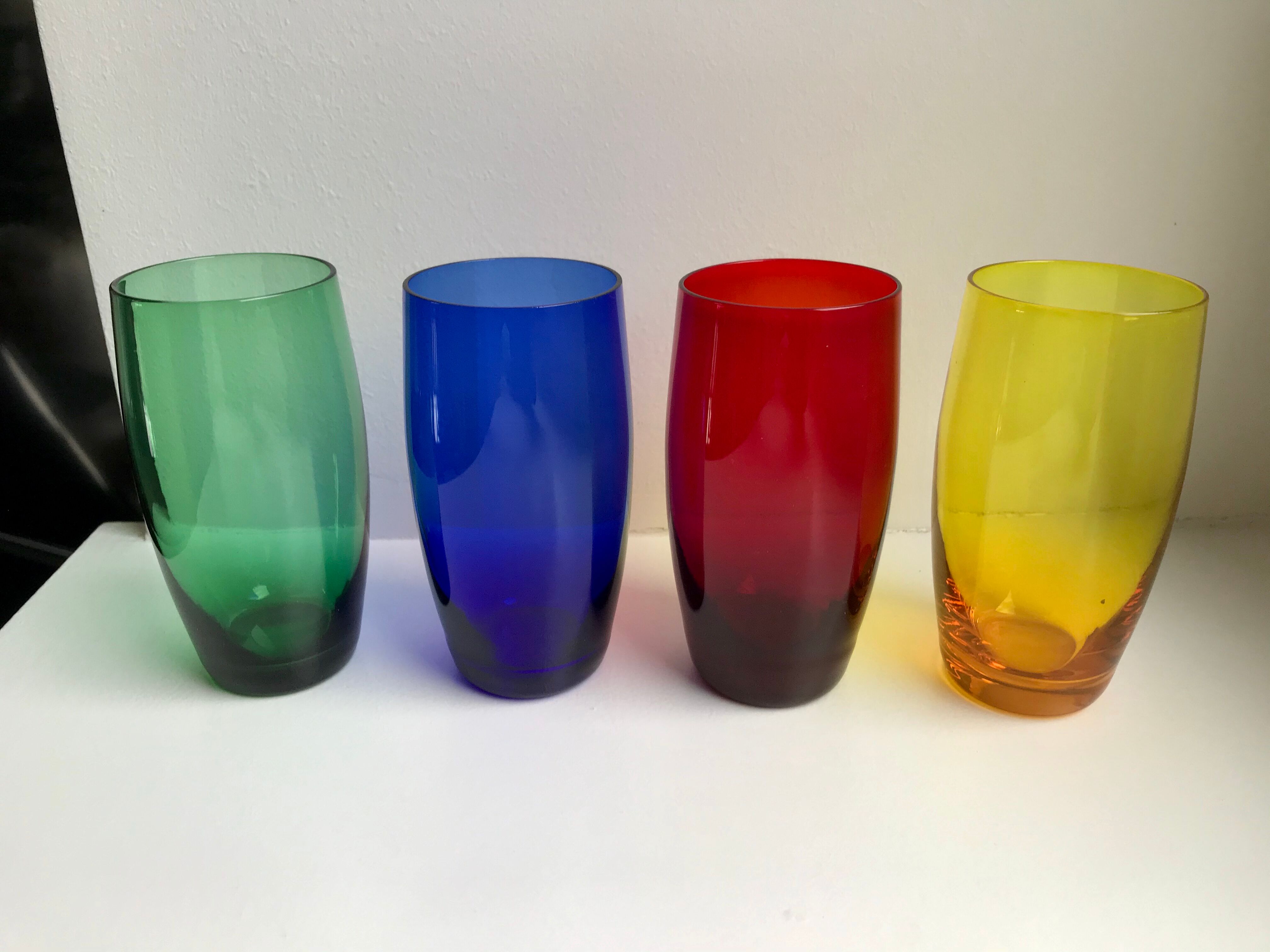 Lot de 4 verres à eau design en verre coloré années 70