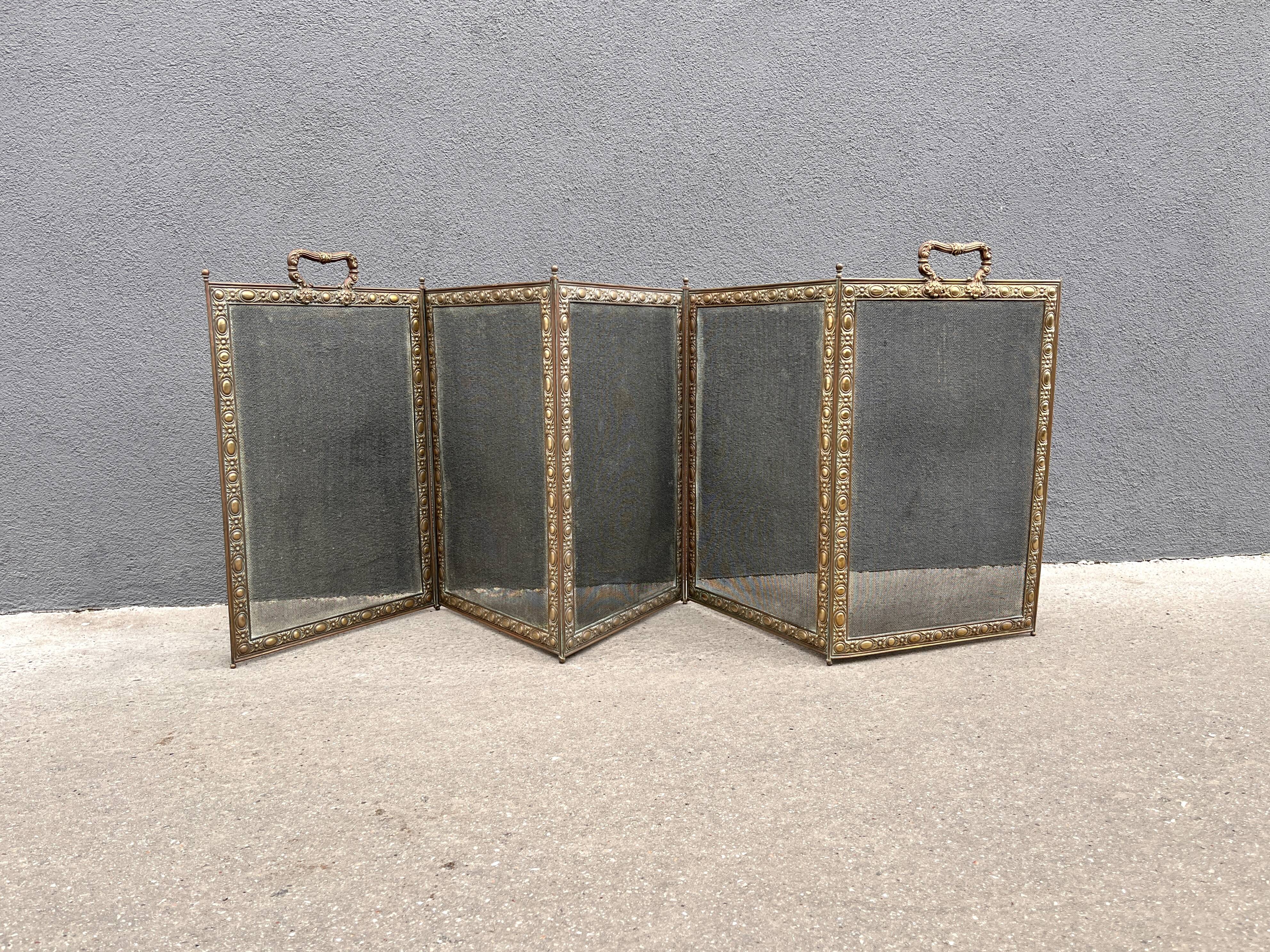 Antique fireplace screen in copper and brass from the 19th century.