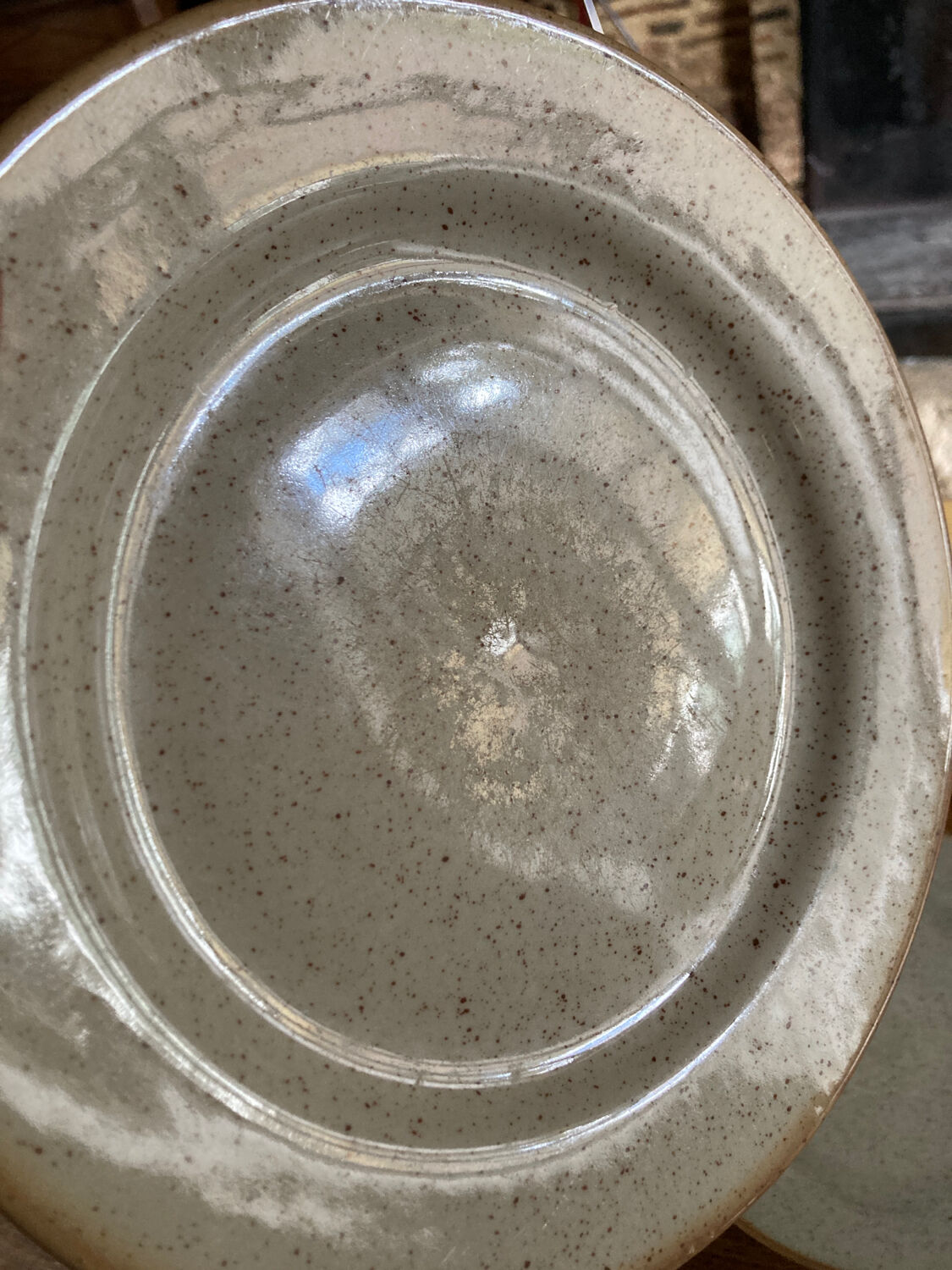 Four beige speckled plates