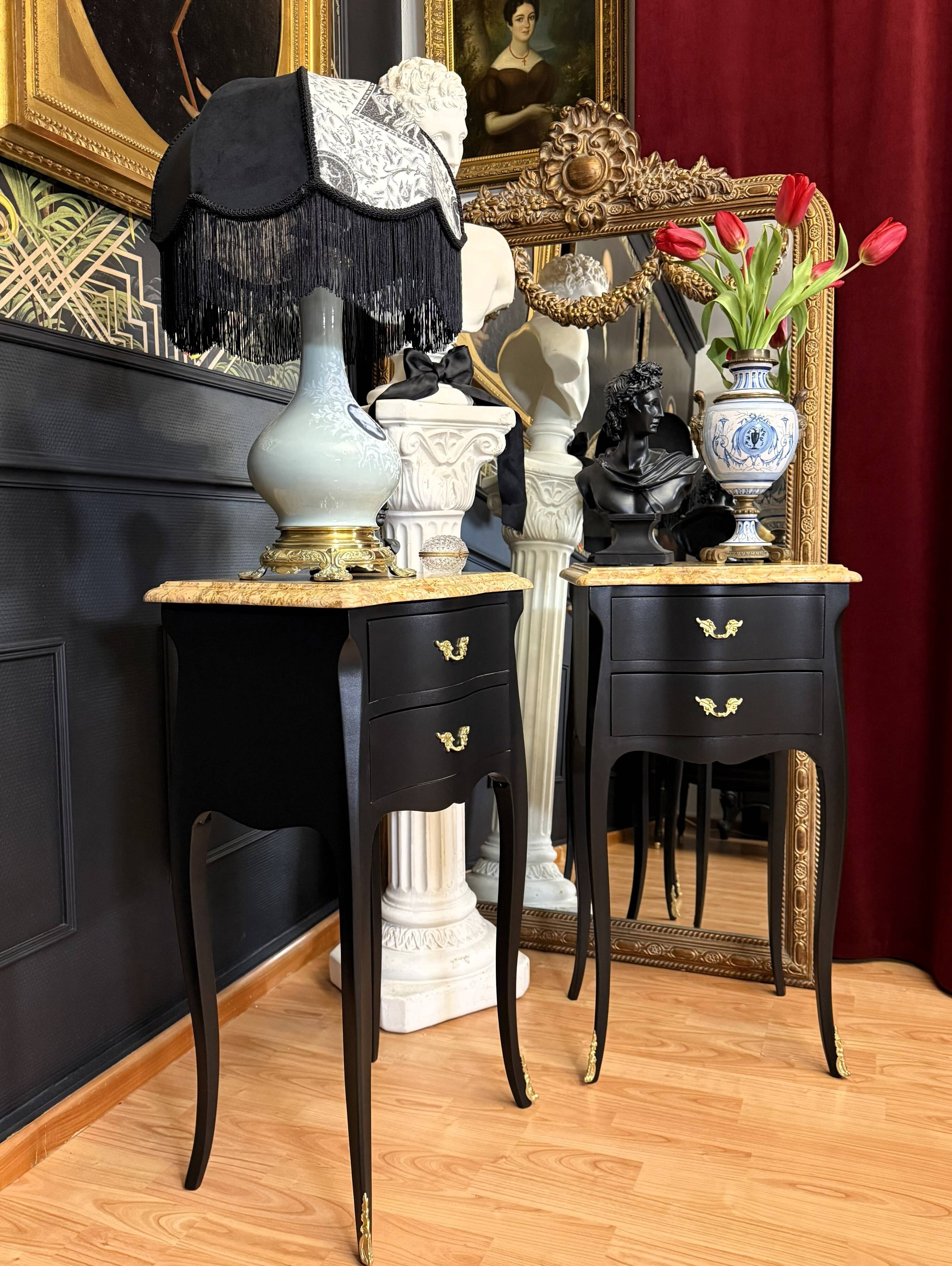Paire de chevets Louis XV transition noir satiné & marbre beige