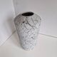 Vase en terre cuite peinte à motif graphique