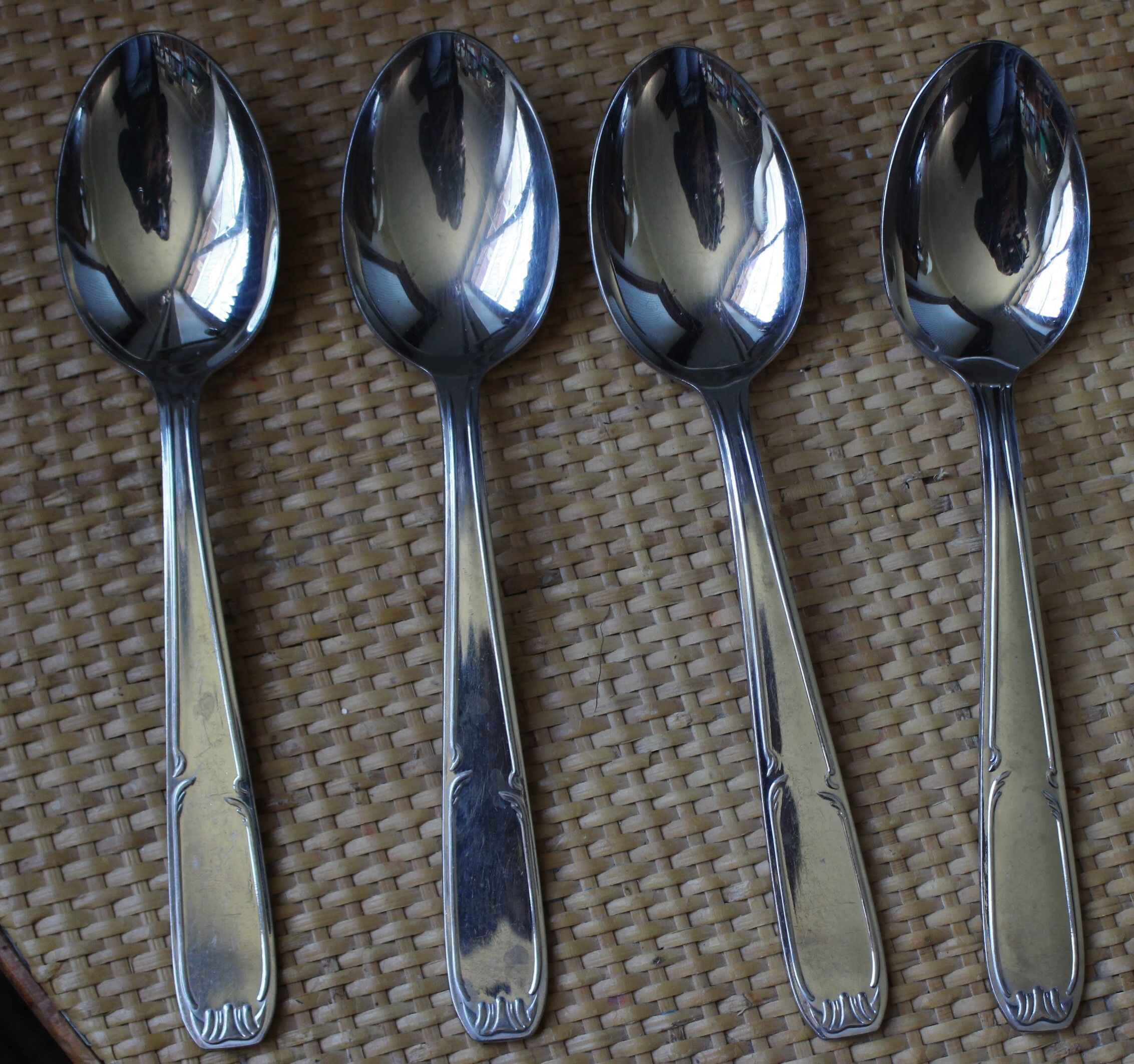 Lot 4 spoons metal decorations