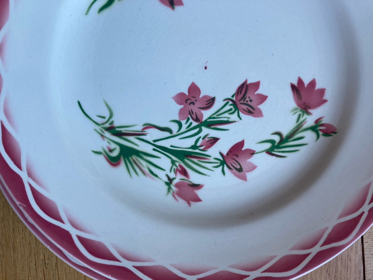 Flat plates Aude Sarreguemines with a rose flower design.
