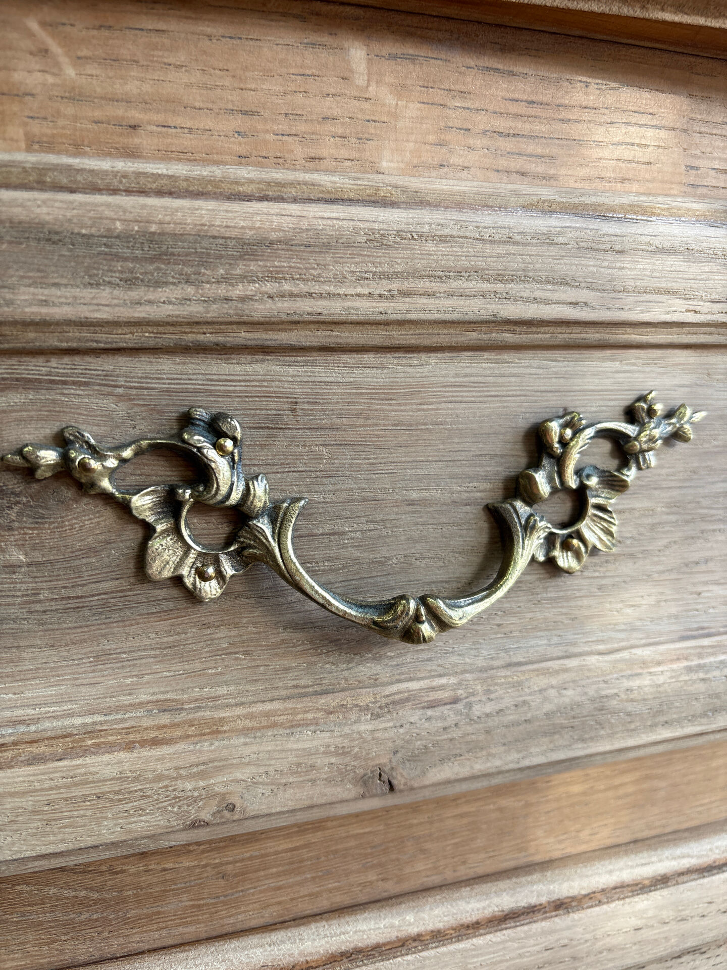 Raw oak chest of drawers in Louis XV style – 3 drawers