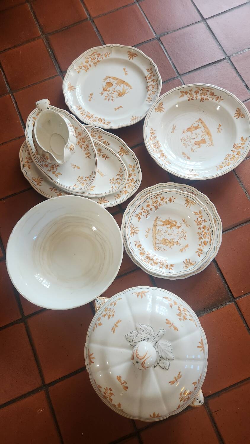 Set of 7 service pieces Moustiers - Ollérys - Painted ceramic