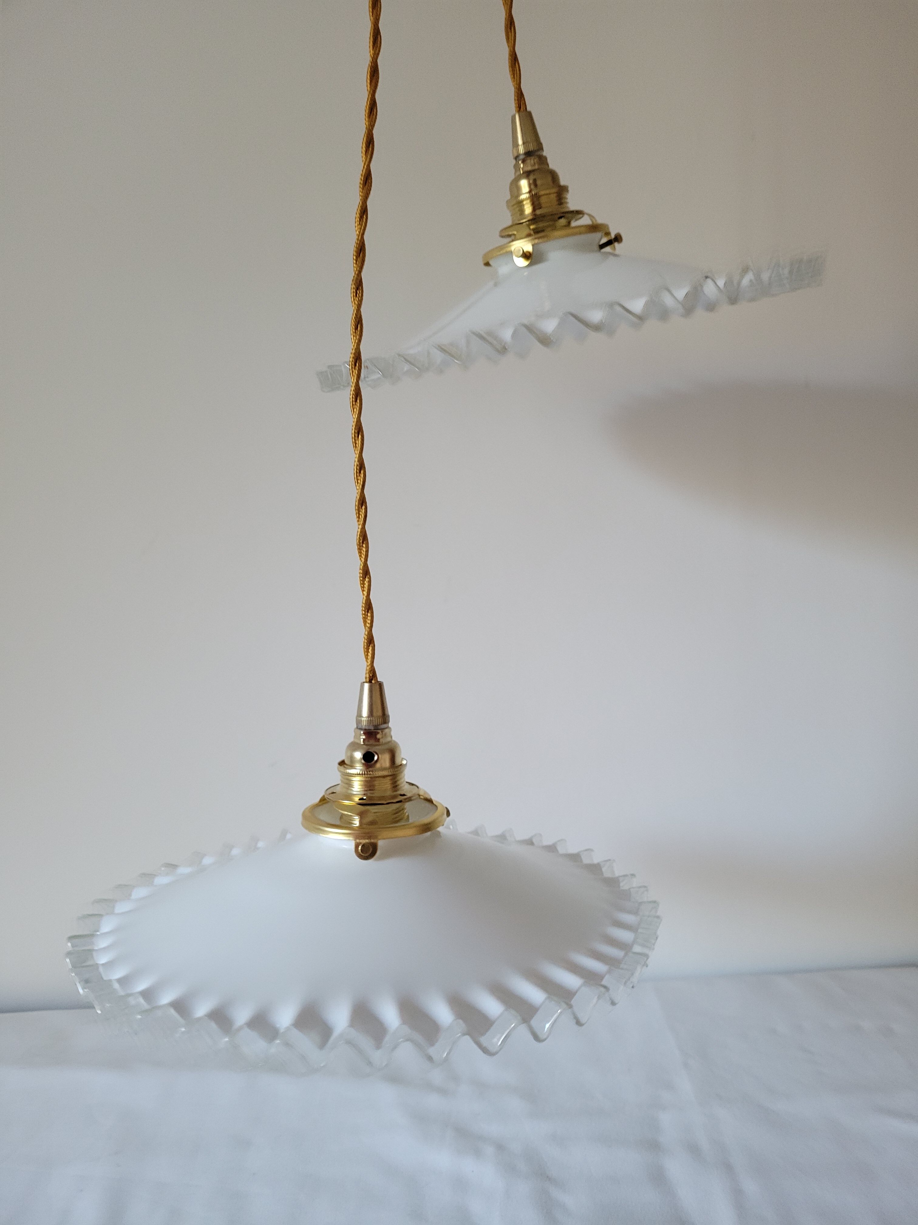 Duo de suspensions en opaline dentelée