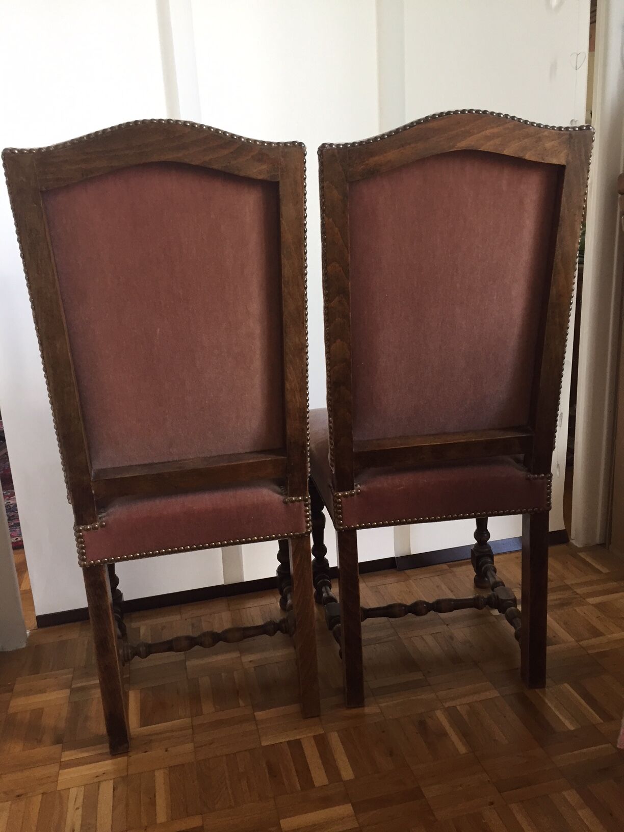 Paire de chaises en velours style Louis XIII