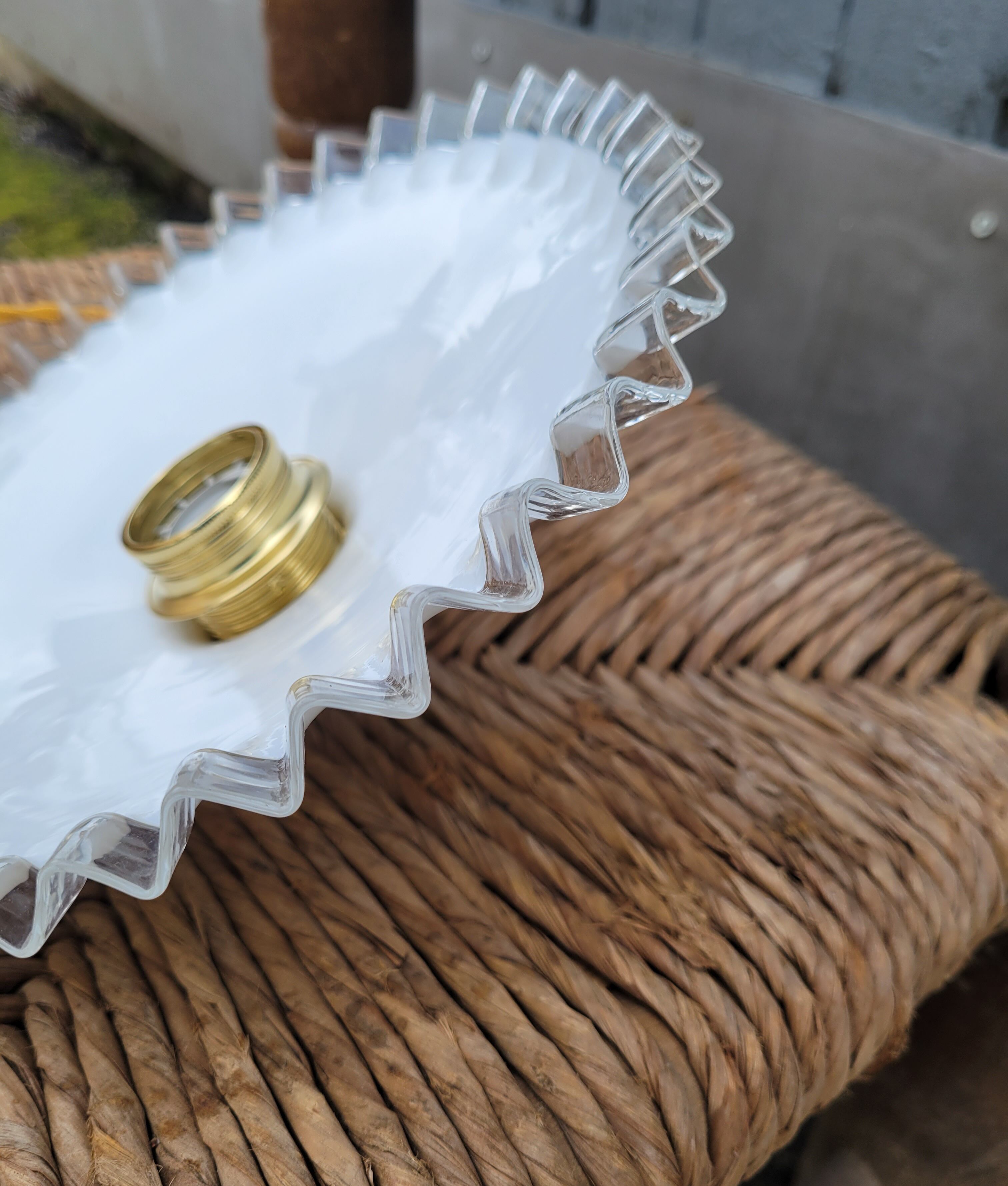 Serrated opaline suspension
