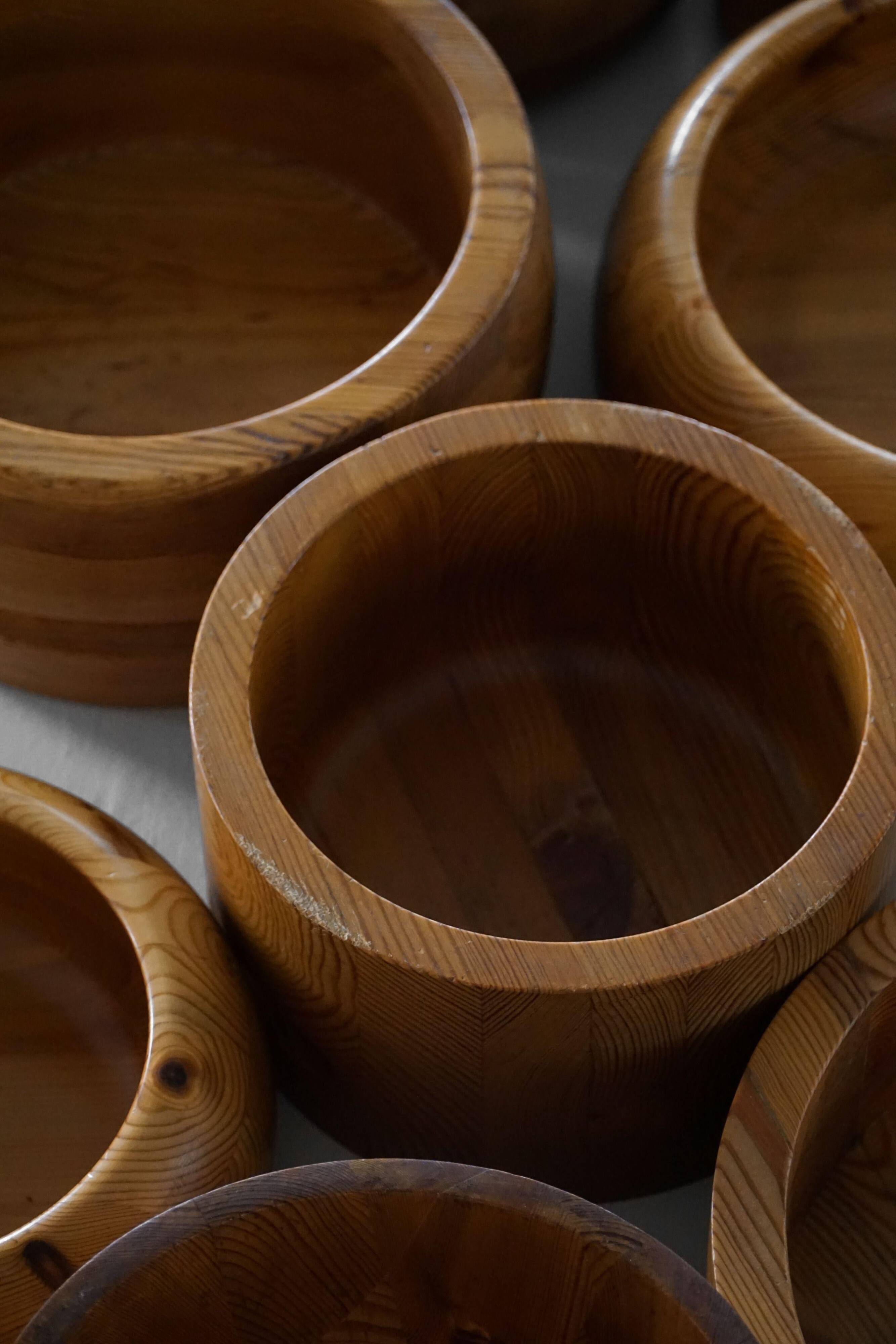 Set of 10 Scandinavian bowls in Swedish pine from the mid-century, made by Holmbergs & Varnamo, 1970s.
