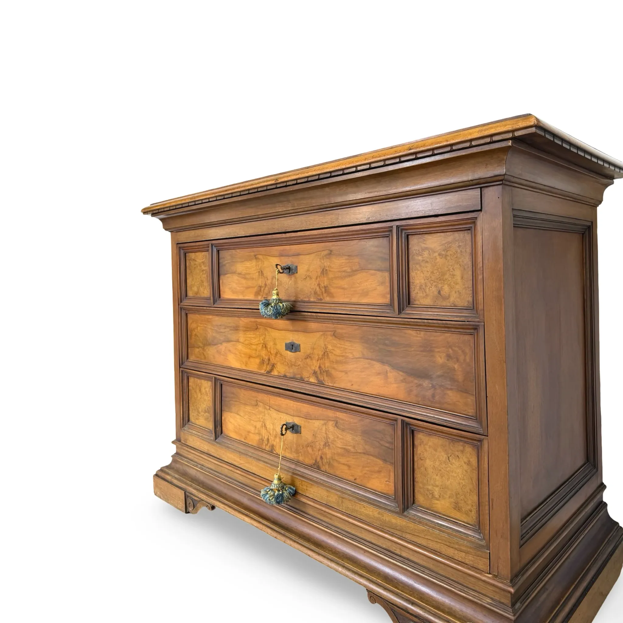 Elegant antique Italian chest of drawers, dating from the 20th century