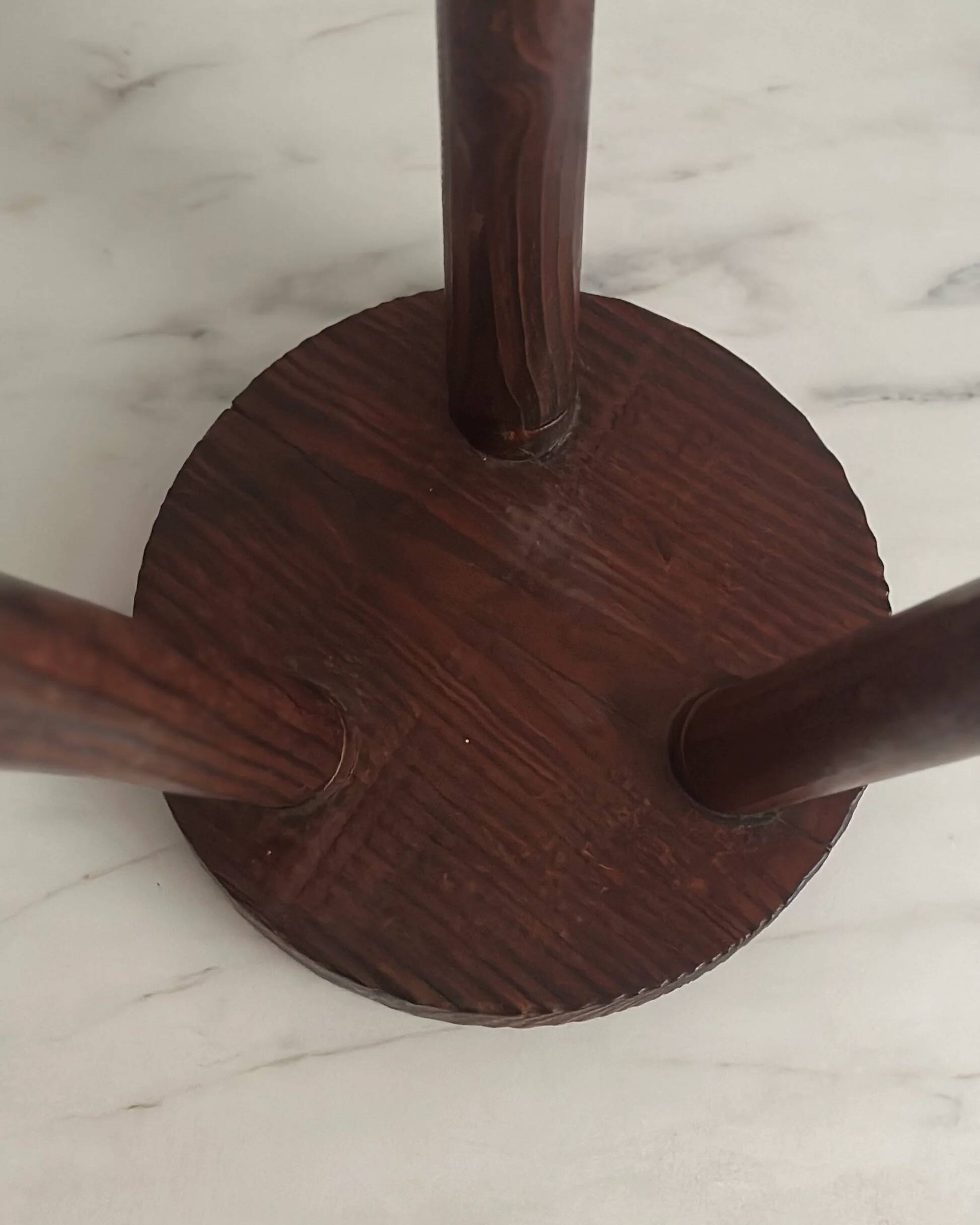 Tabouret tripode sculpté à l’adze — France, XXe siècle