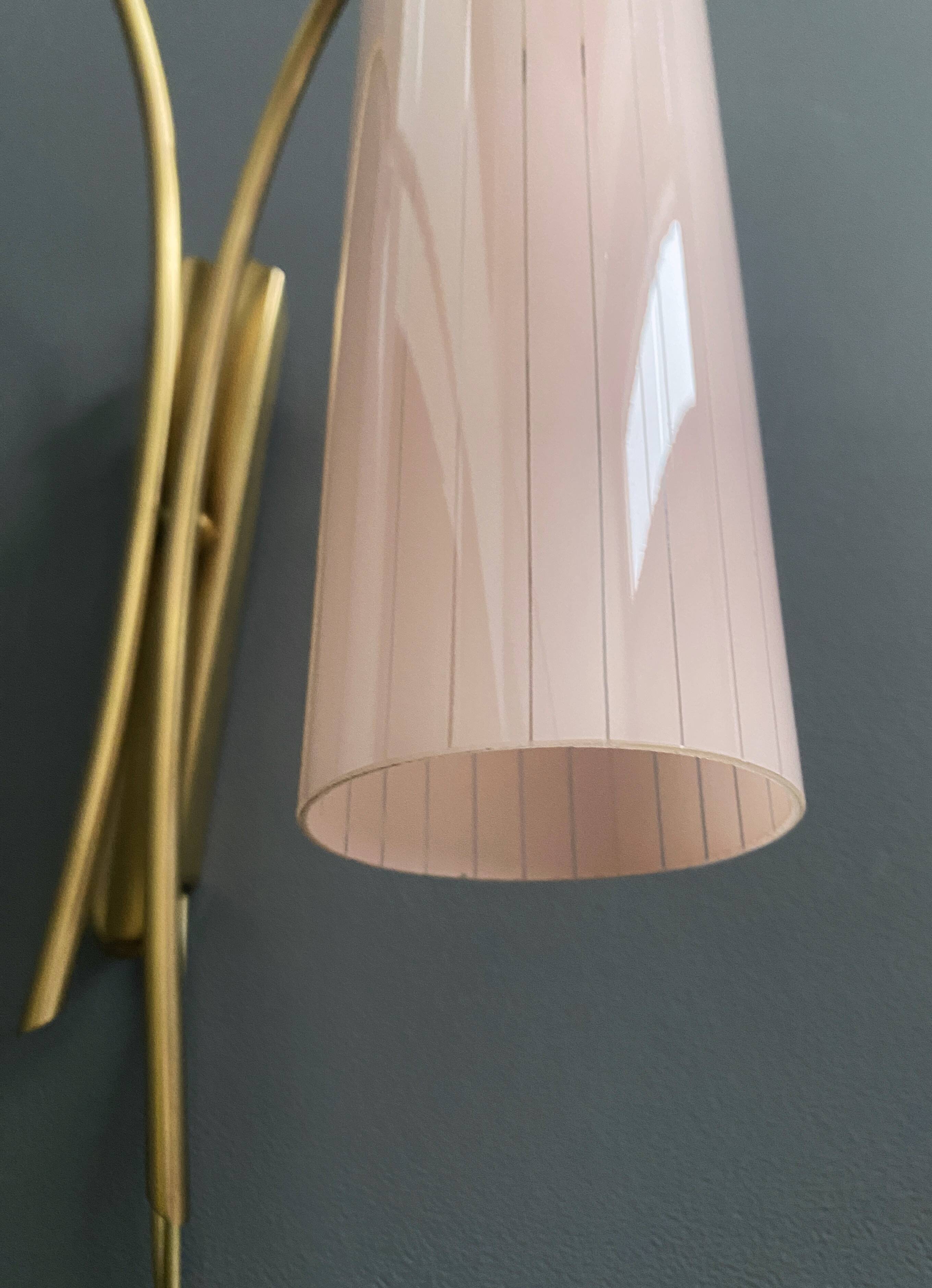 Applique murale en laiton avec abat-jour en verre rose et bleu, années 1960