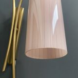 Applique murale en laiton avec abat-jour en verre rose et bleu, années 1960