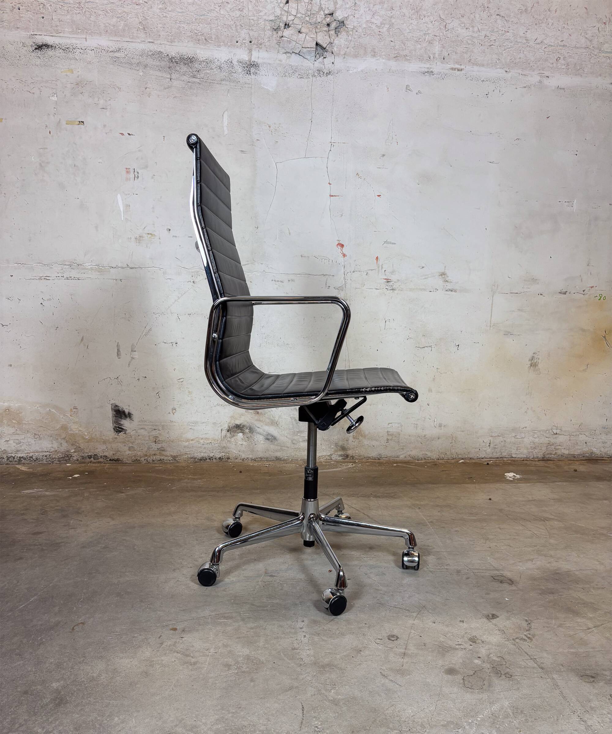 Vitra EA 119 Charles & Ray Eames, cuir et aluminium – noir – chaise de bure