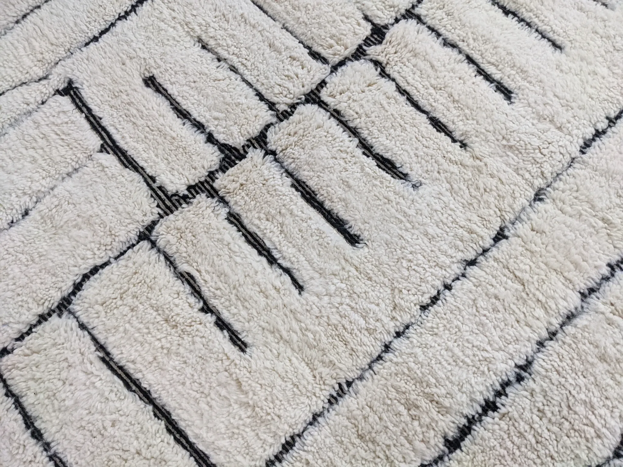 Large Beni Ouarain rug, 305 x 210 cm