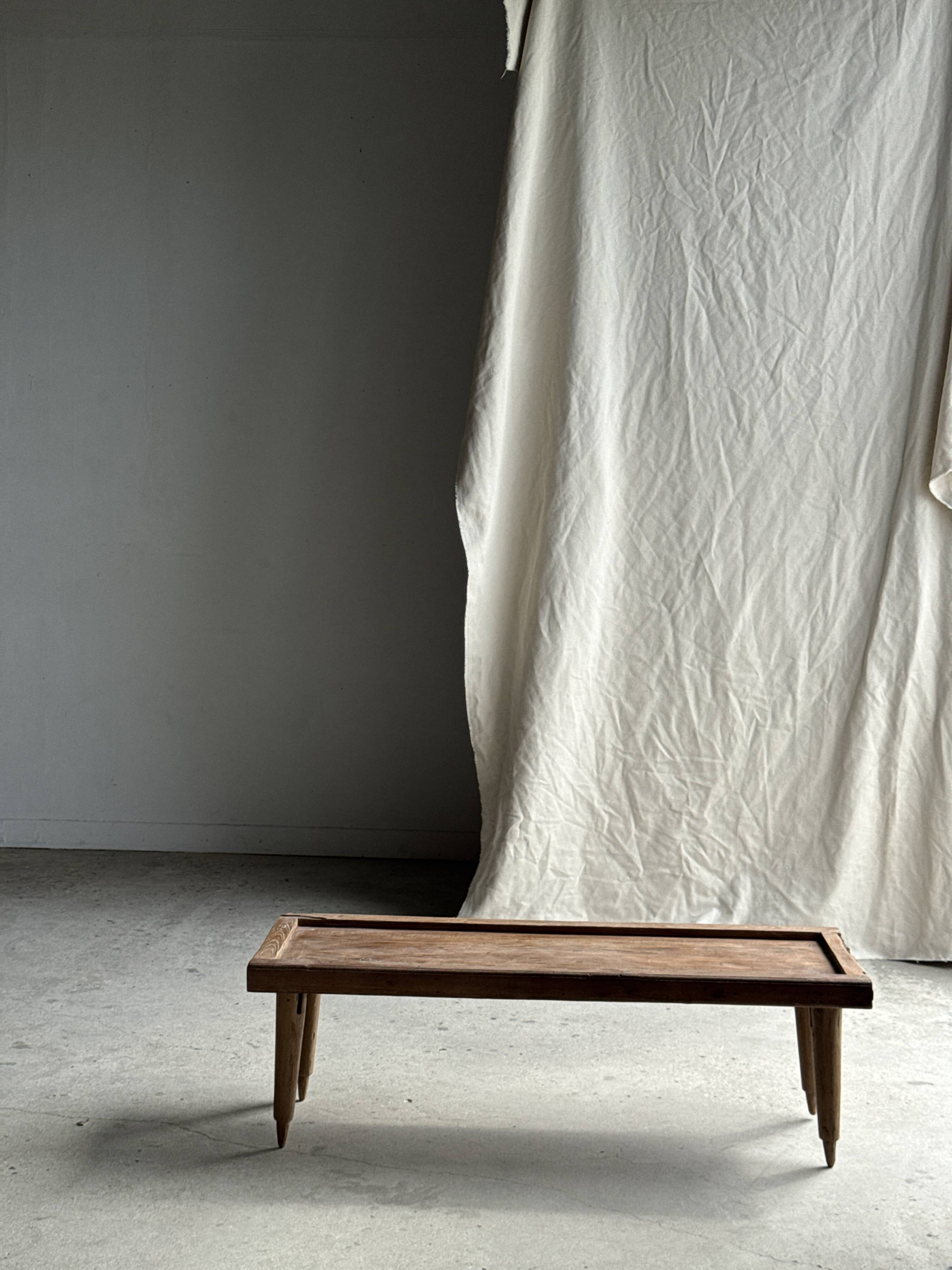 Brown Indonesian teak coffee table, with a border and cylindrical legs H40 L103.