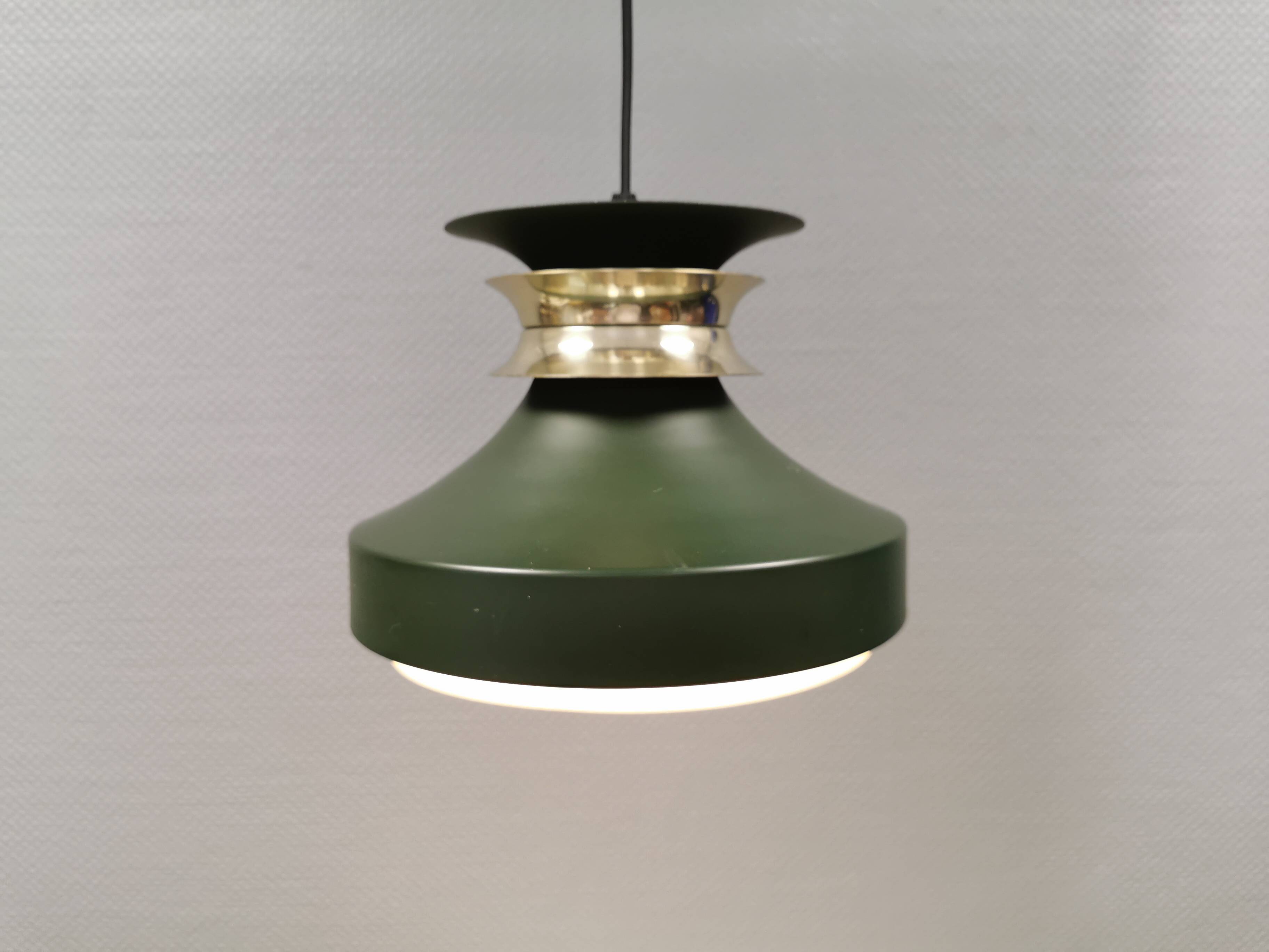 Hanging lamp in green lacquered metal with golden “ring” and bottom grille.