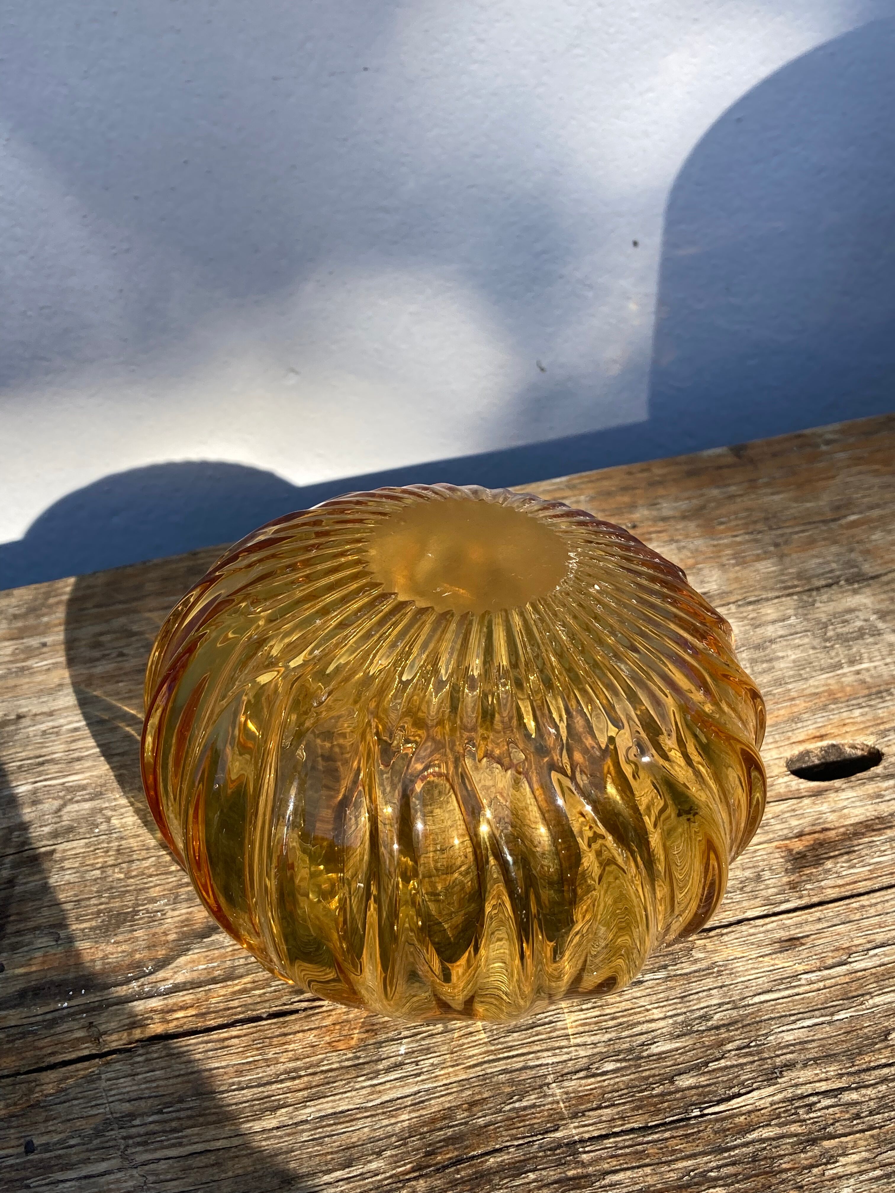 Cendrier en verre soufflé de Murano ambré marron boule torsadé